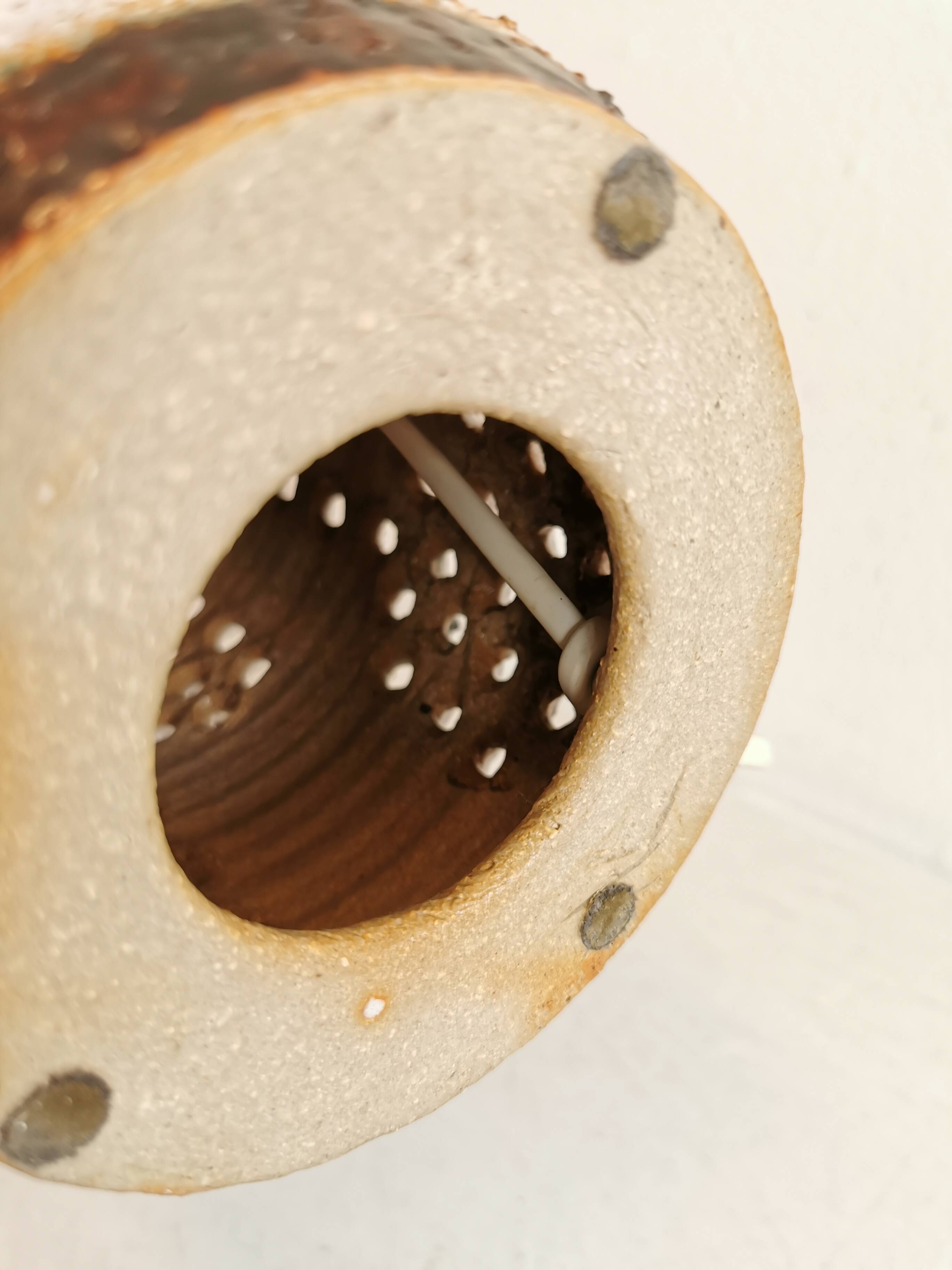 Lampe de table danoise en céramique, avec base perforée et belle glaçure.