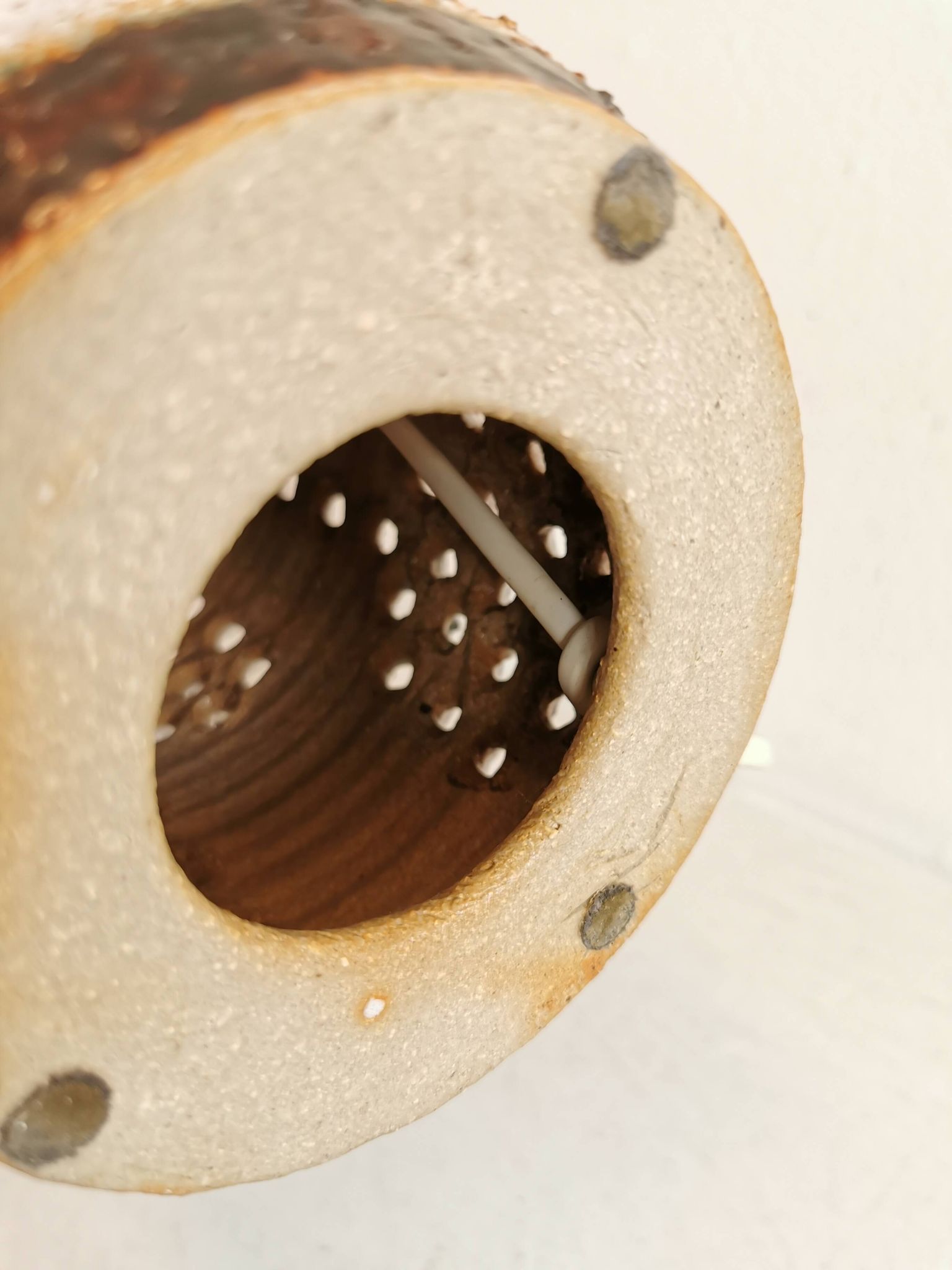 Lampe de table danoise en céramique, avec base perforée et belle glaçure.