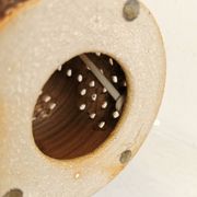 Lampe de table danoise en céramique, avec base perforée et belle glaçure.