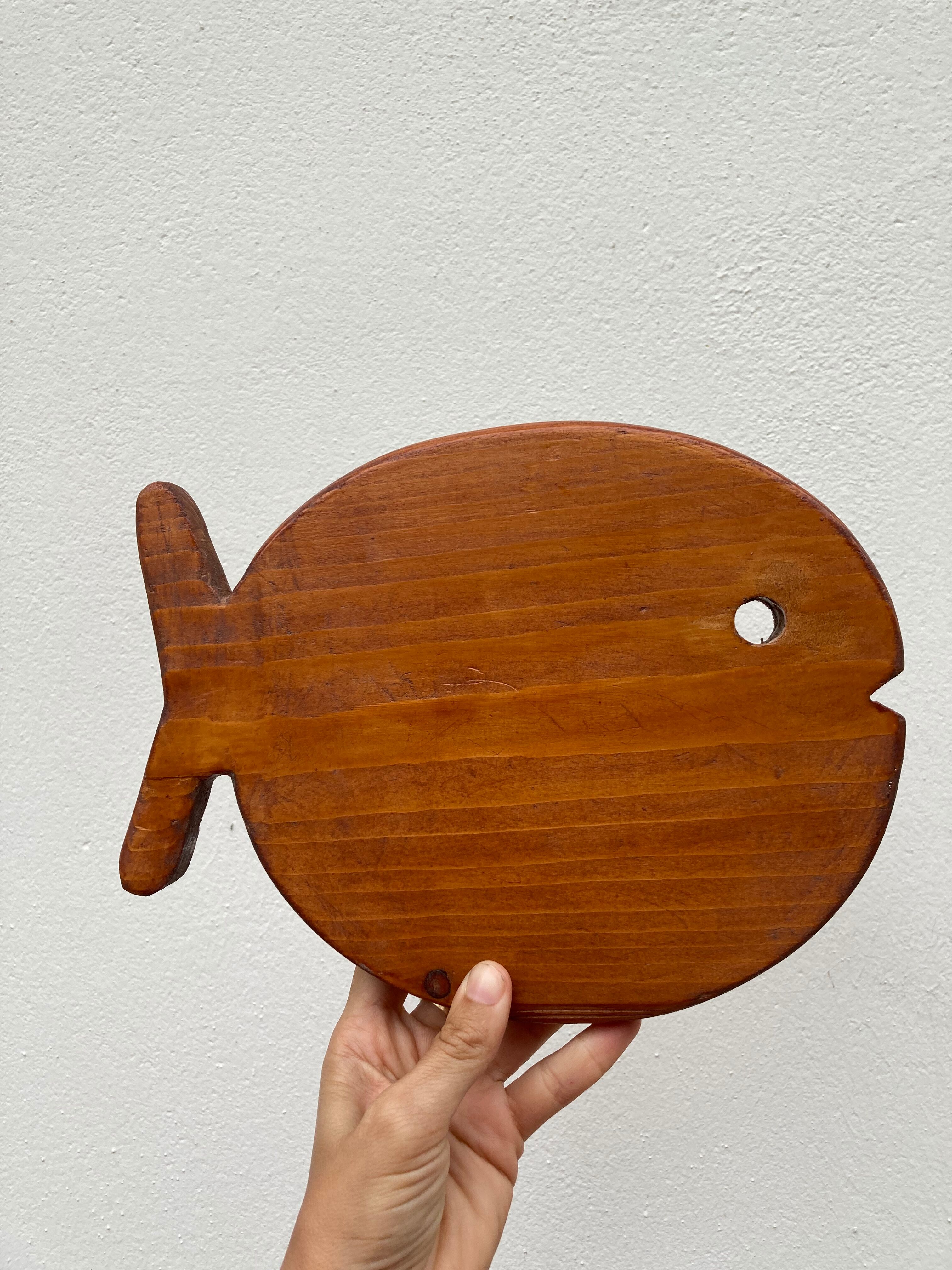 Plateau poisson en bois dessous de plat planche à découper
