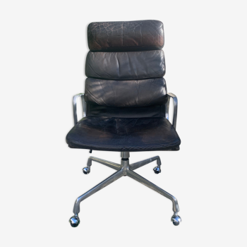 Softpad office chair EA216 by Charles Eames