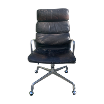 Softpad office chair EA216 by Charles Eames