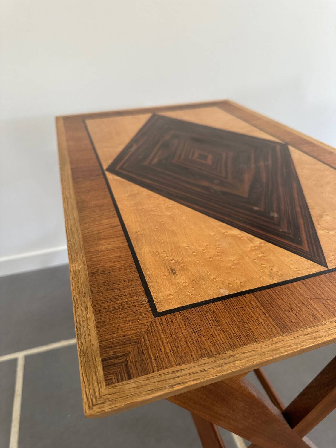 Table d’appoint moderniste bois exotique