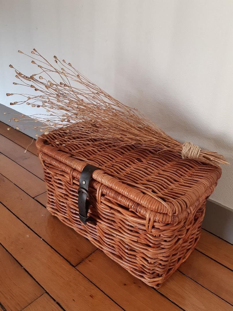 Vintage wicker malle