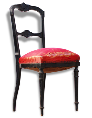 Paire de chaises anciennes en bois noir et assise rouge.