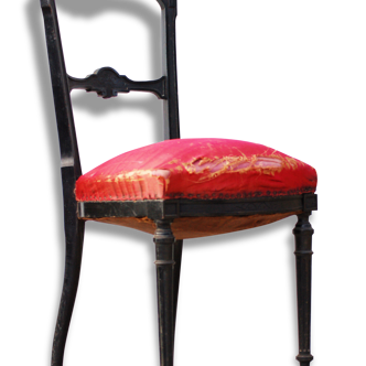 Paire de chaises anciennes en bois noir et assise rouge.