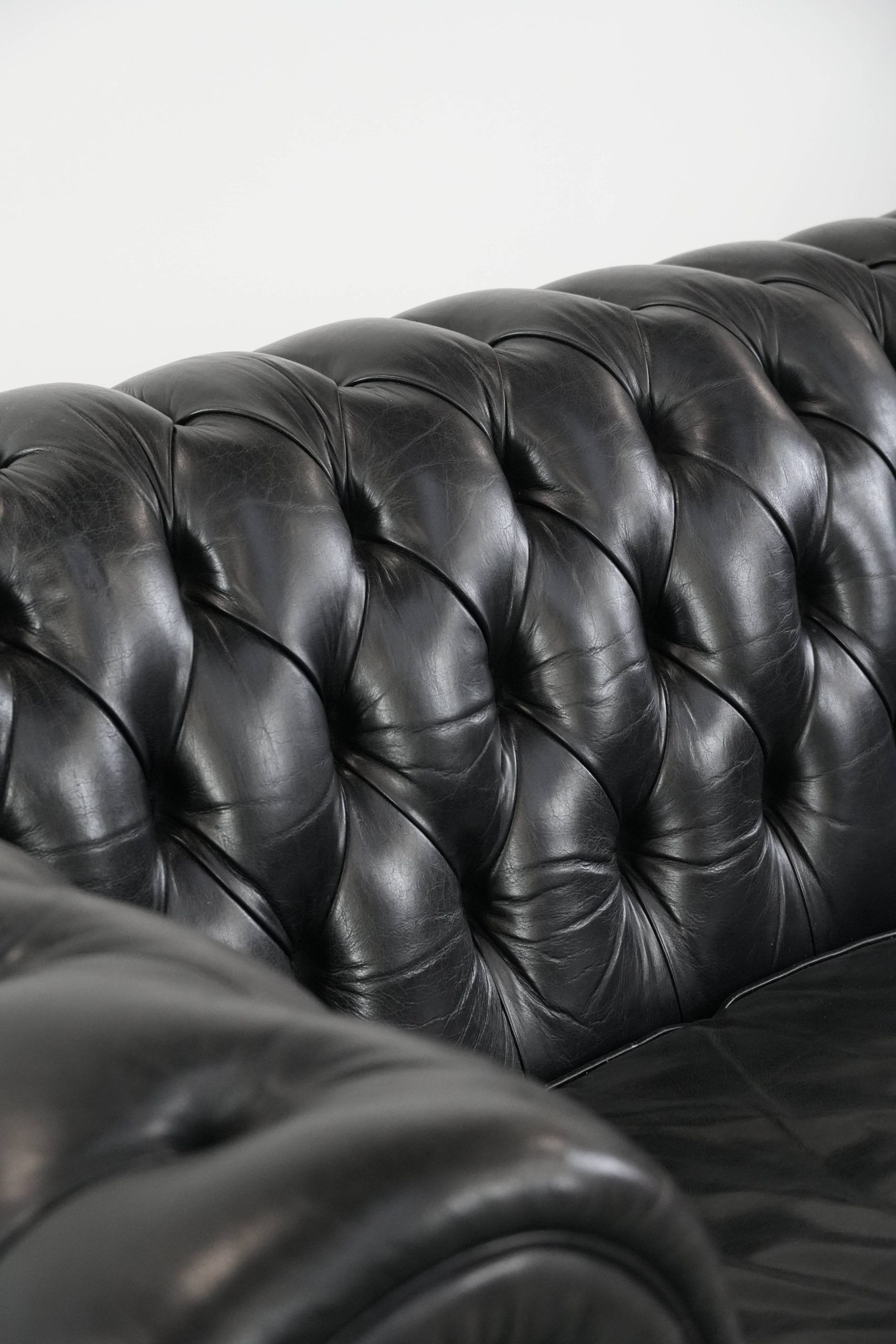 Black chesterfield 3-seater sofa made of cowhide leather in English style