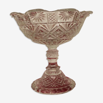 Coupe sur pied en verre moulé