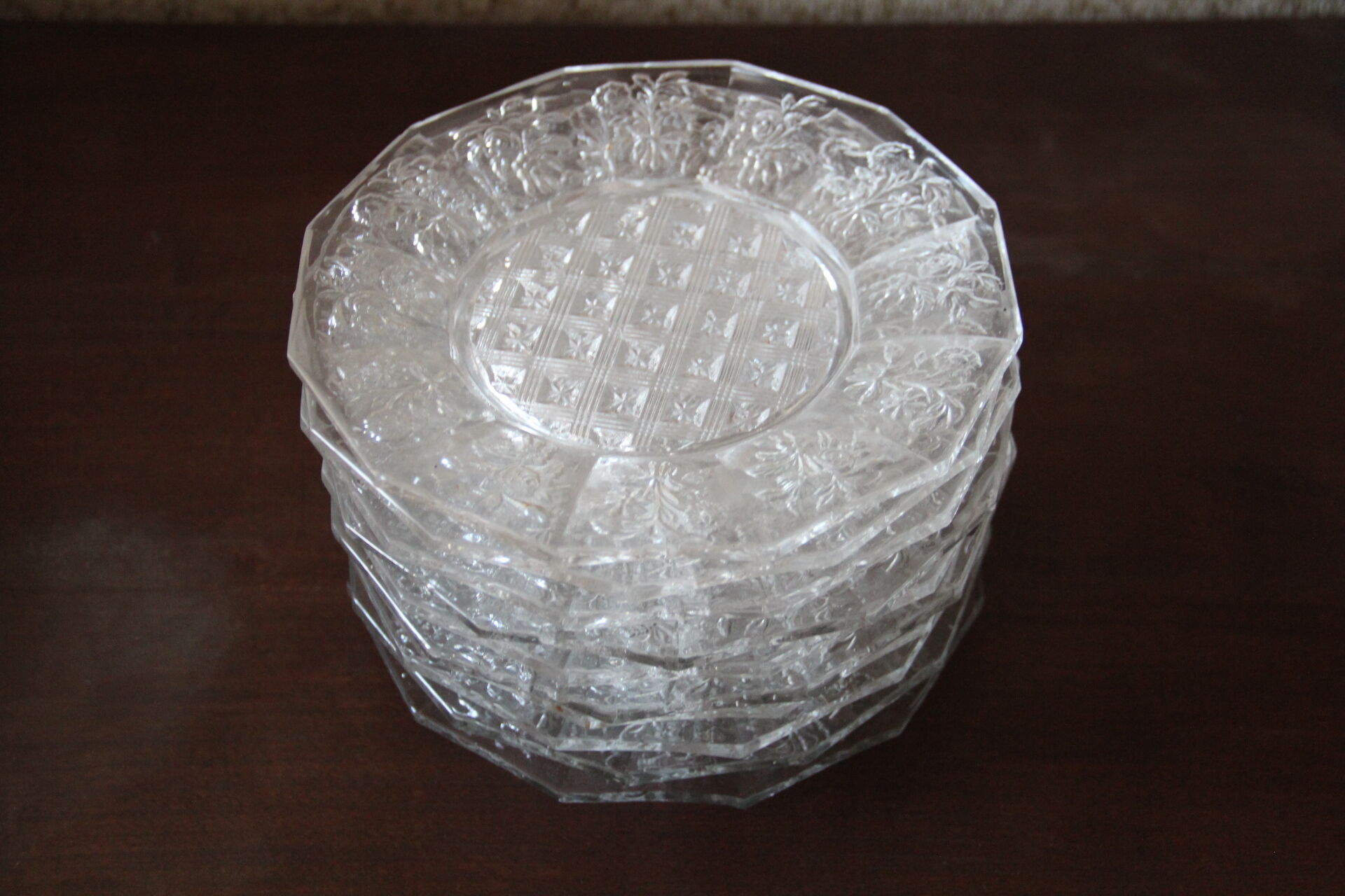 10 dessert plates in molded glass of floral motifs