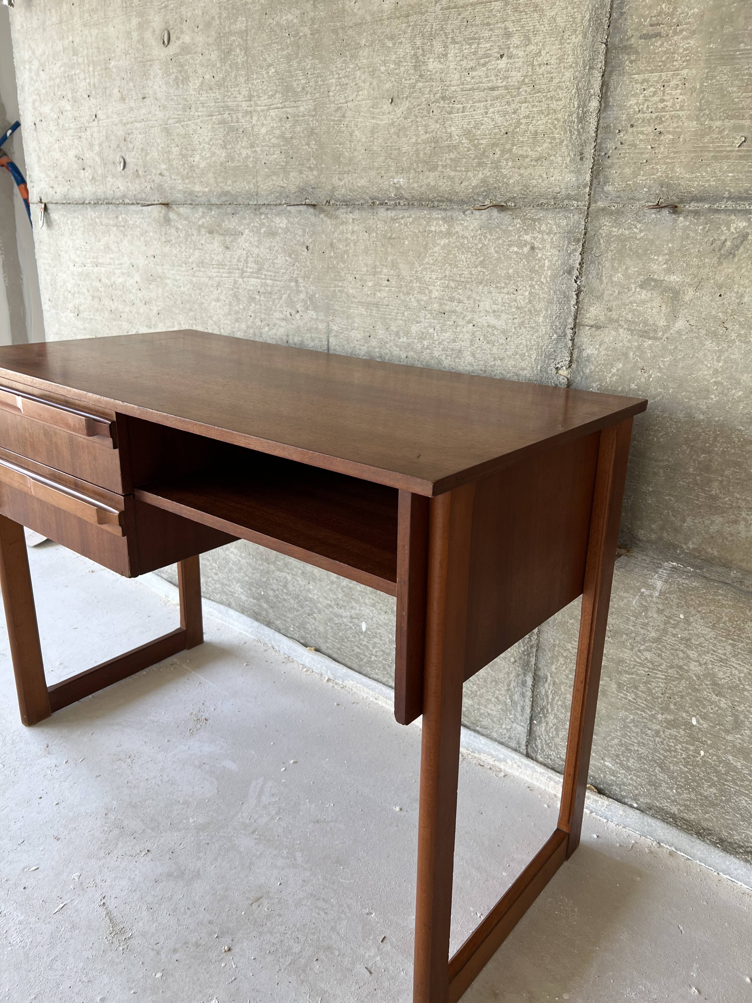 Scandinavian office of the 60s with sleigh feet