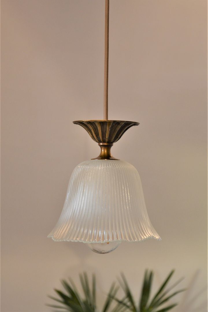 Suspension in striated glass and gilded metal