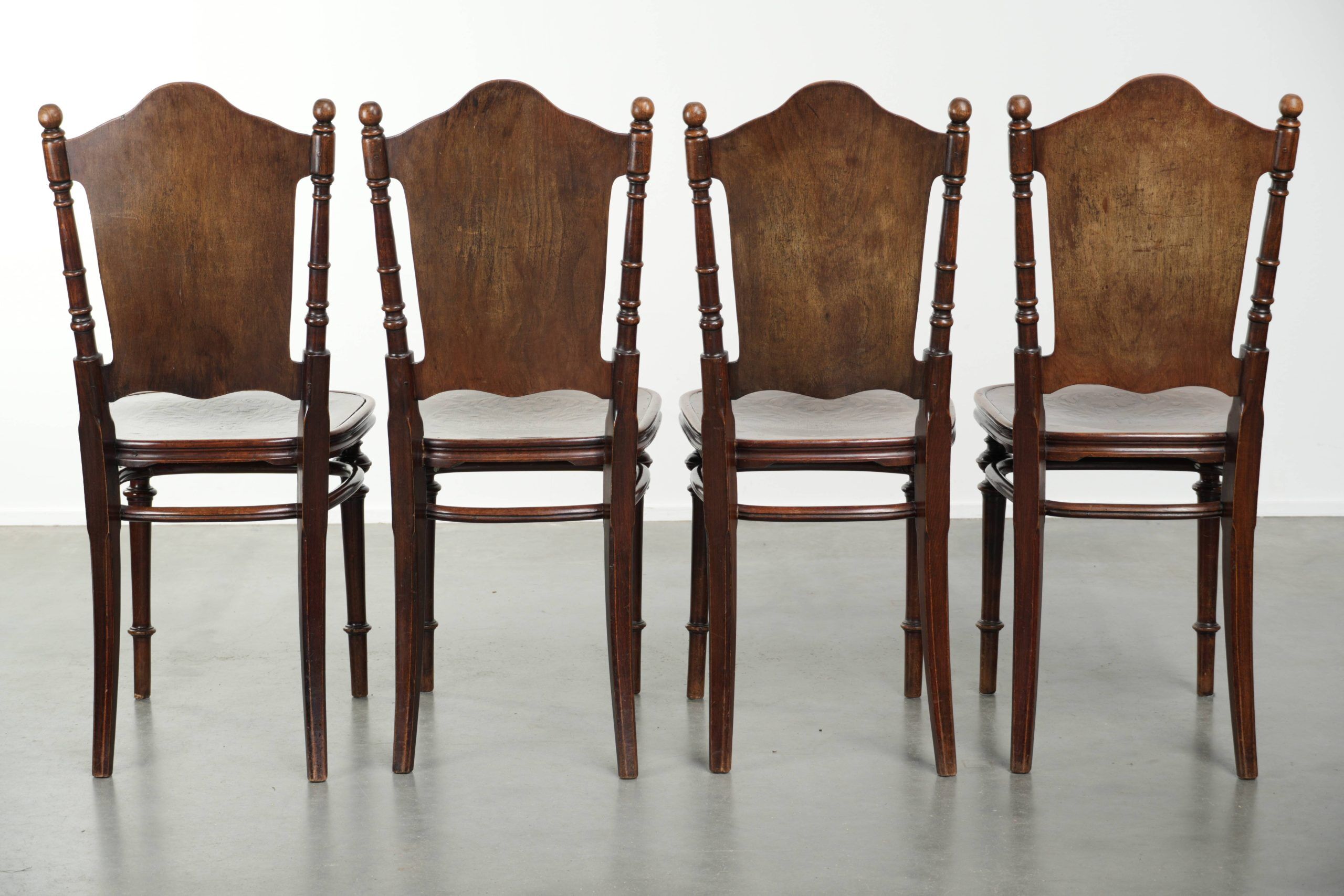 Ensemble de quatre chaises de bistro antiques de la fin du 19e/début du 20e siècle.