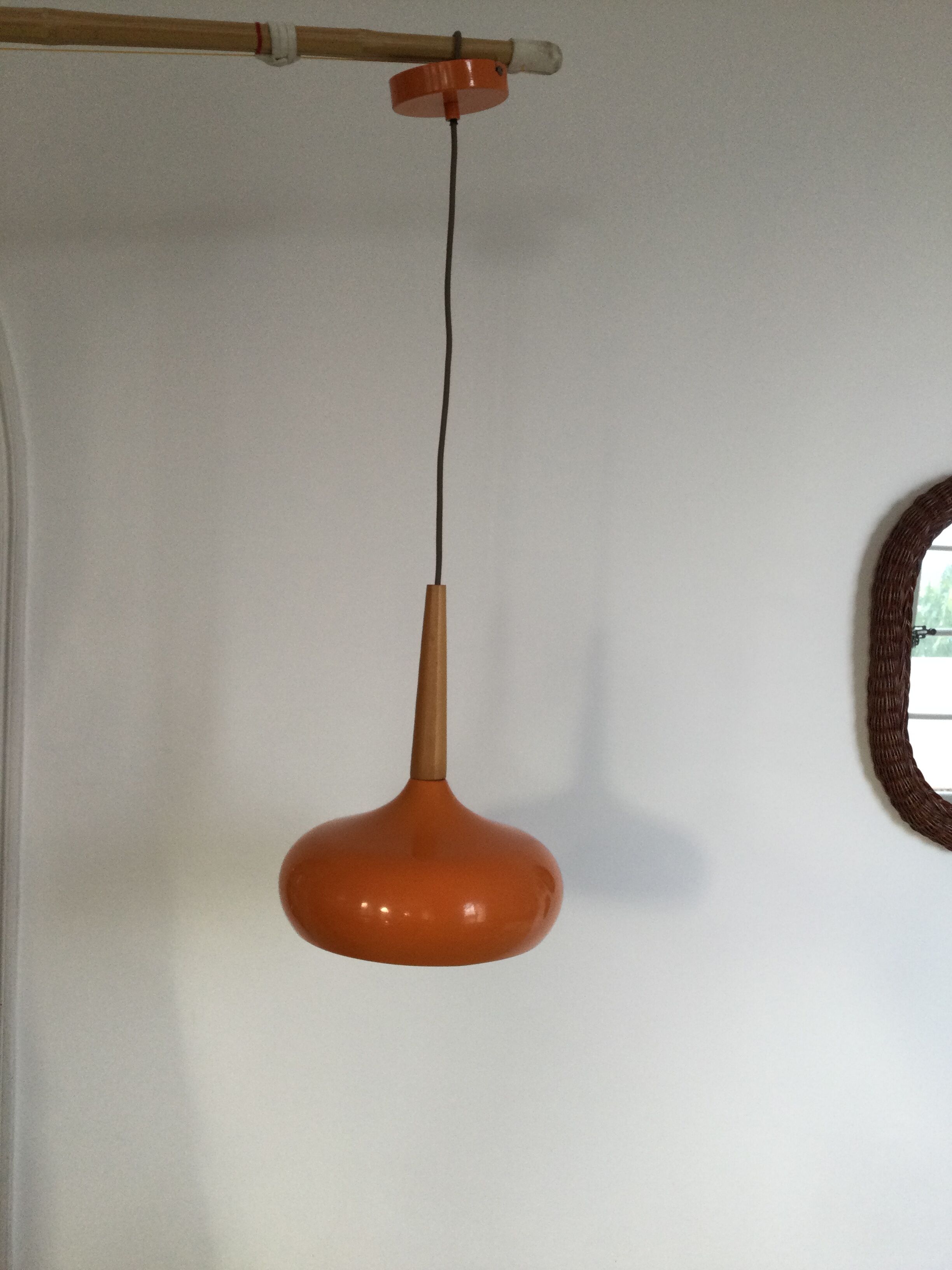 Suspension orange en métal années 70