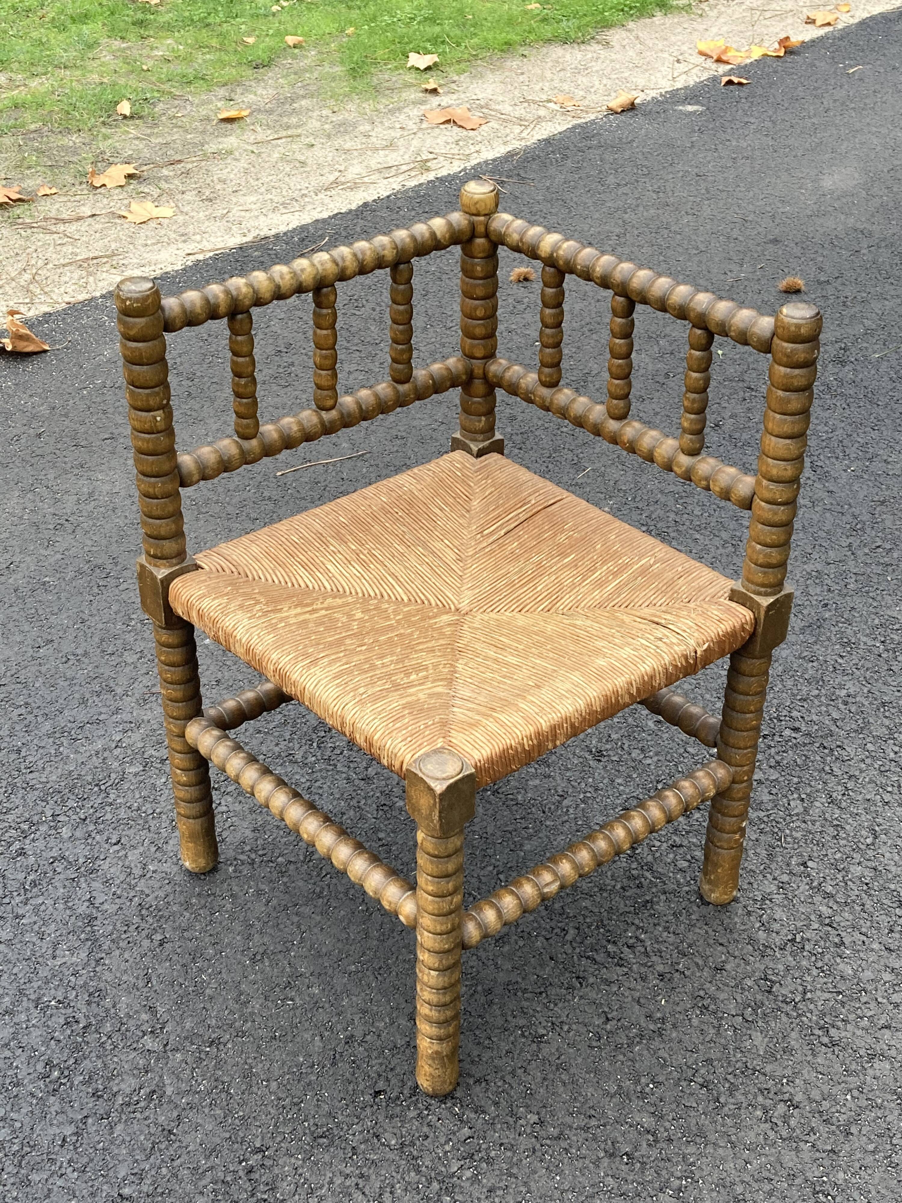 Chaise d’angle en bois tourné