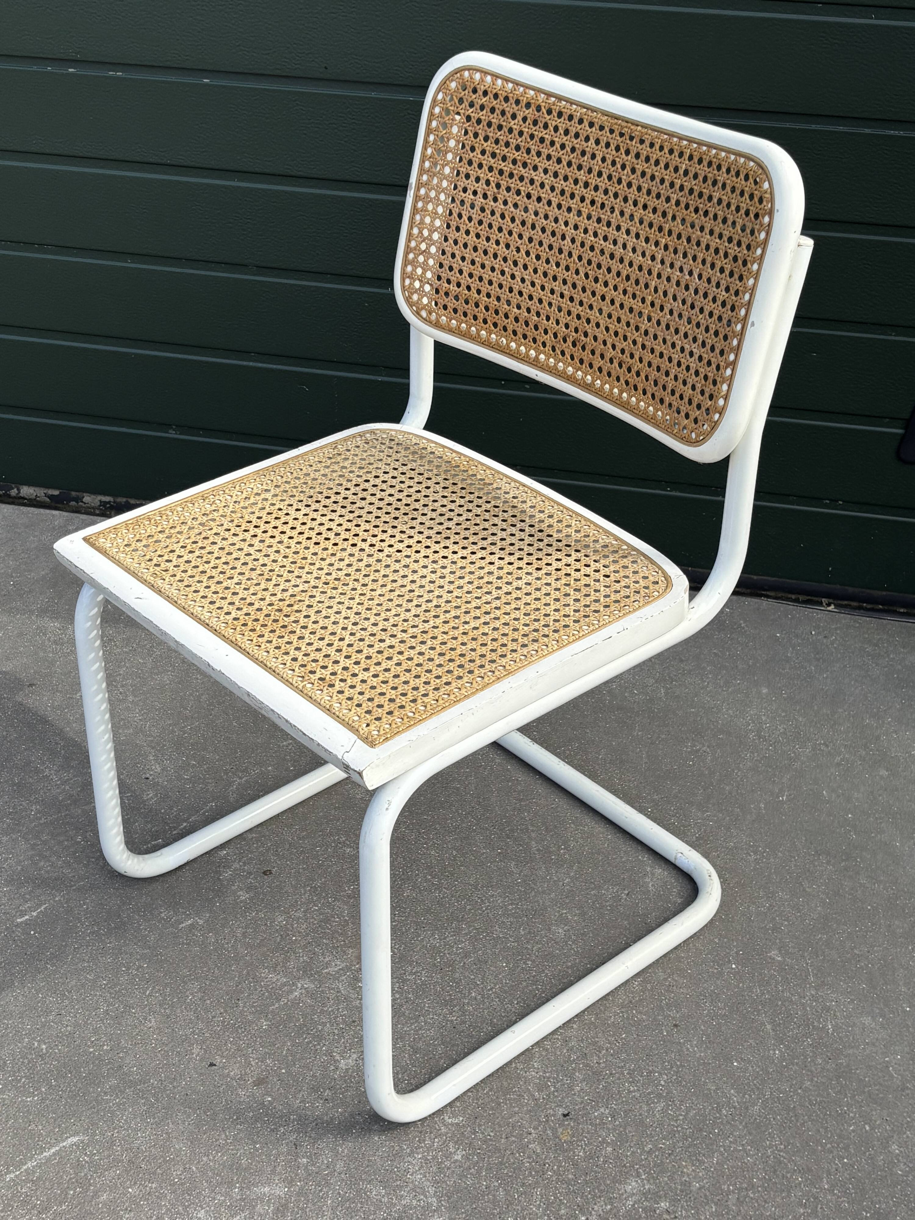 Set of 4 Cesca b32 model chairs in white dining chair