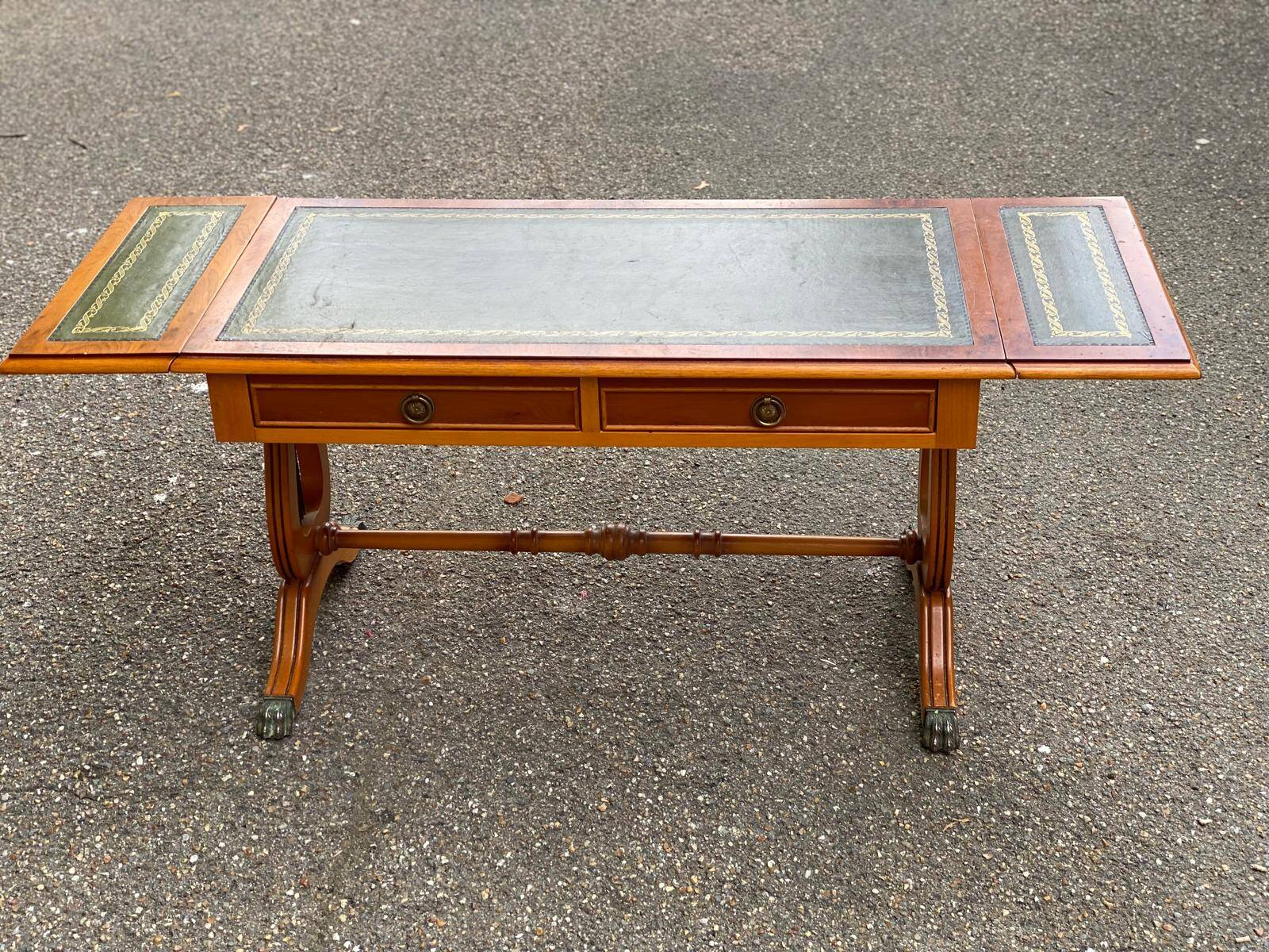 Victorian extendable coffee table in solid mahogany wood and green leather
