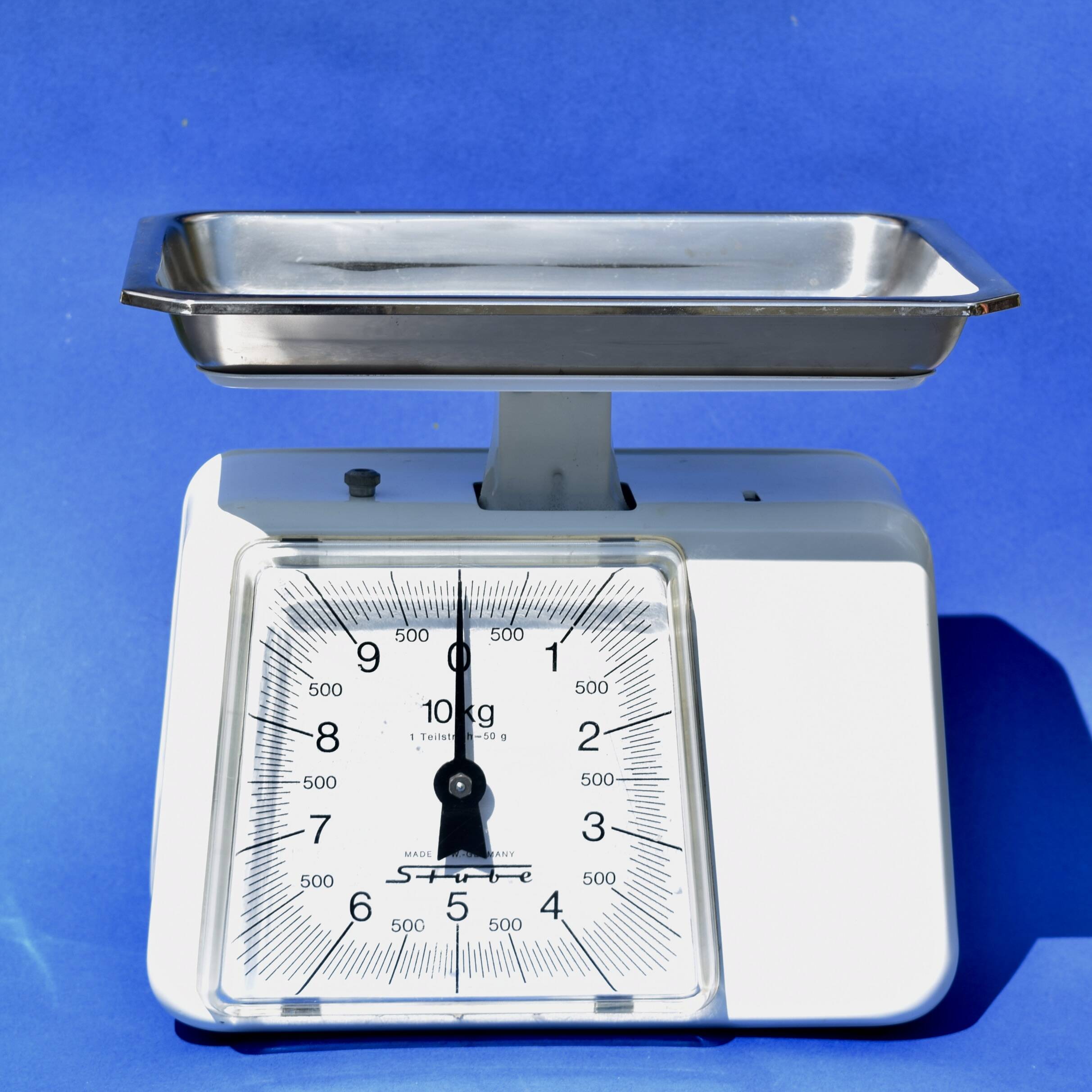 Stube - household scale in white enameled metal - force 10 - model 7000 in its box - 1960.