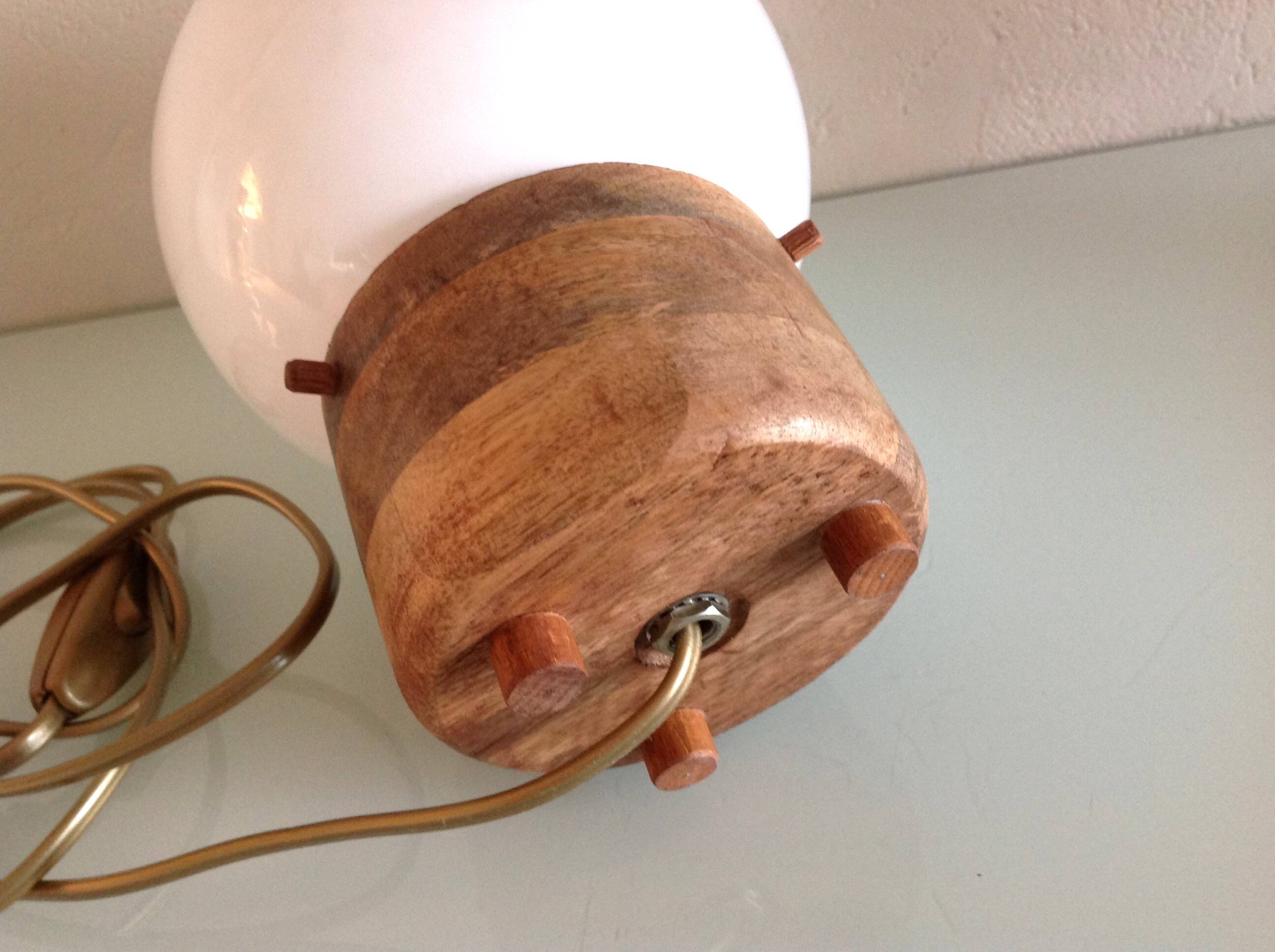 Lampe globe en opaline blanche sur socle bois