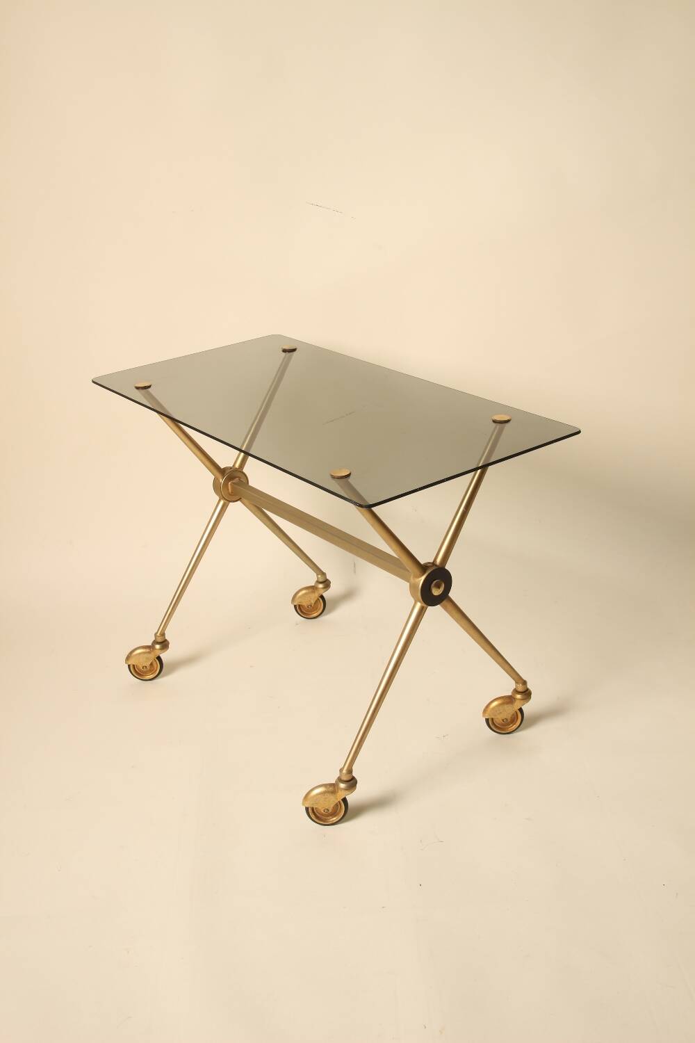 Table d’appoint en laiton et verre dans le style de Jacques Adnet