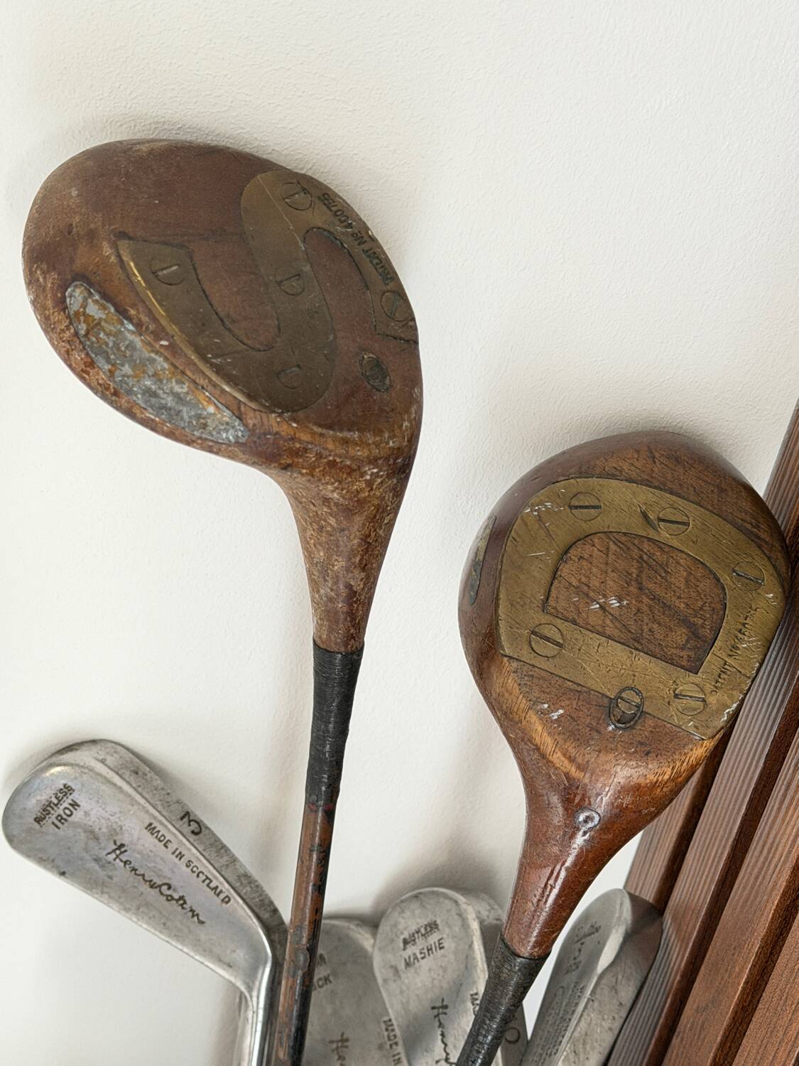 Old golf bag with 7 vintage clubs