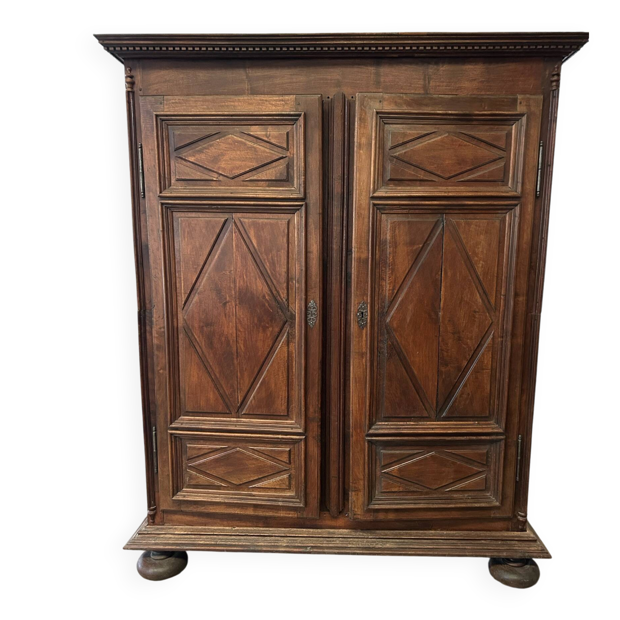 Armoire en noyer massif