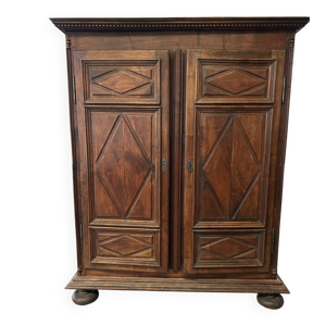Armoire en noyer massif