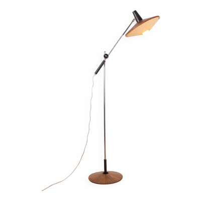 Grand lampadaire inclinable en Acier et Teck par Georges Frydman 1960.