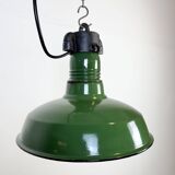 Lampe à suspension industrielle en émail vert, années 1960