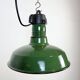 Lampe à suspension industrielle en émail vert, années 1960