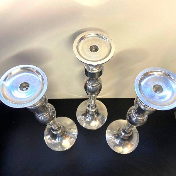 Trio de bougeoirs, chandeliers, flambeaux en aluminium brossé poli