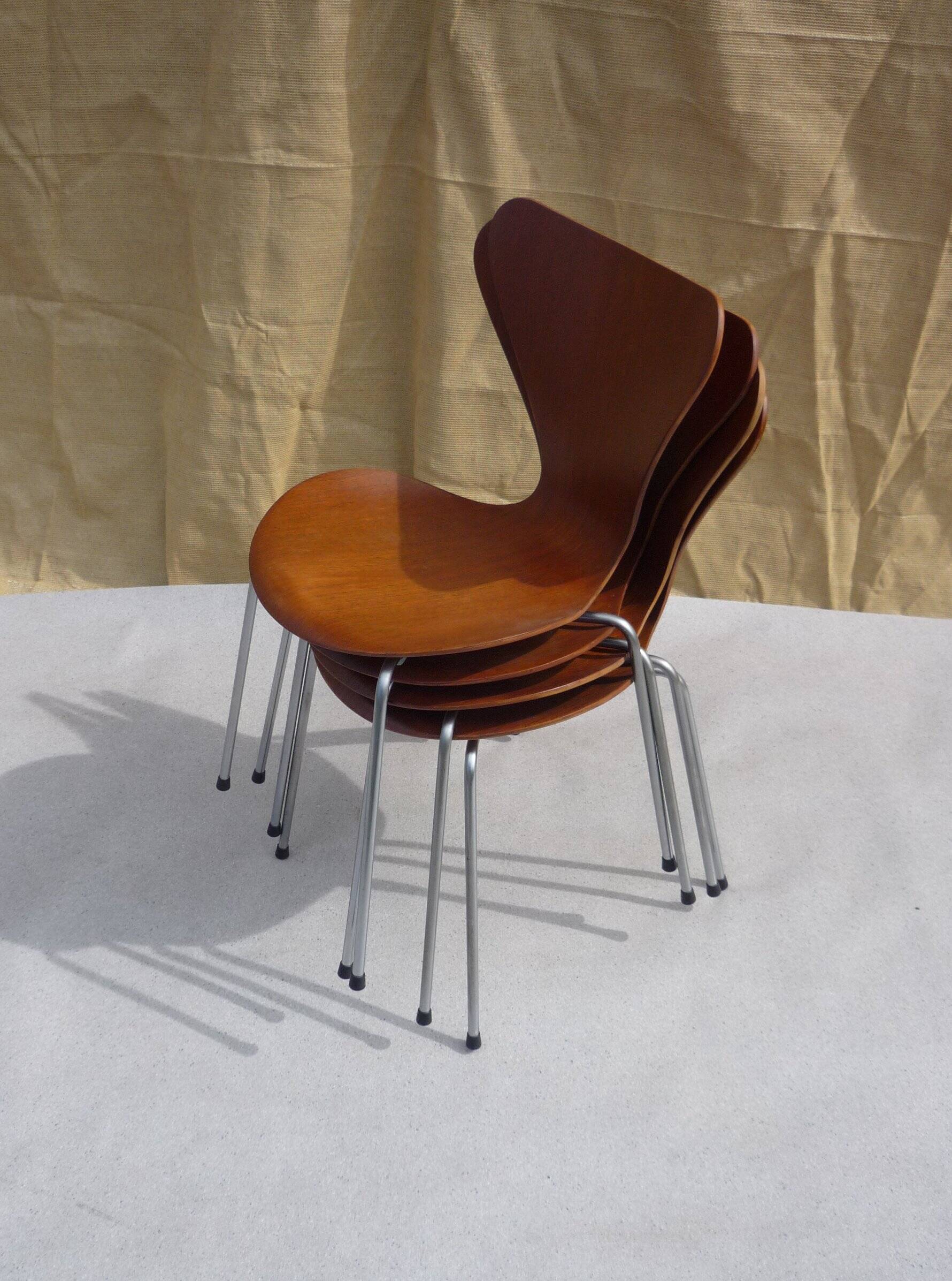 4 chaises Arne Jacobsen en teck Mod.3107