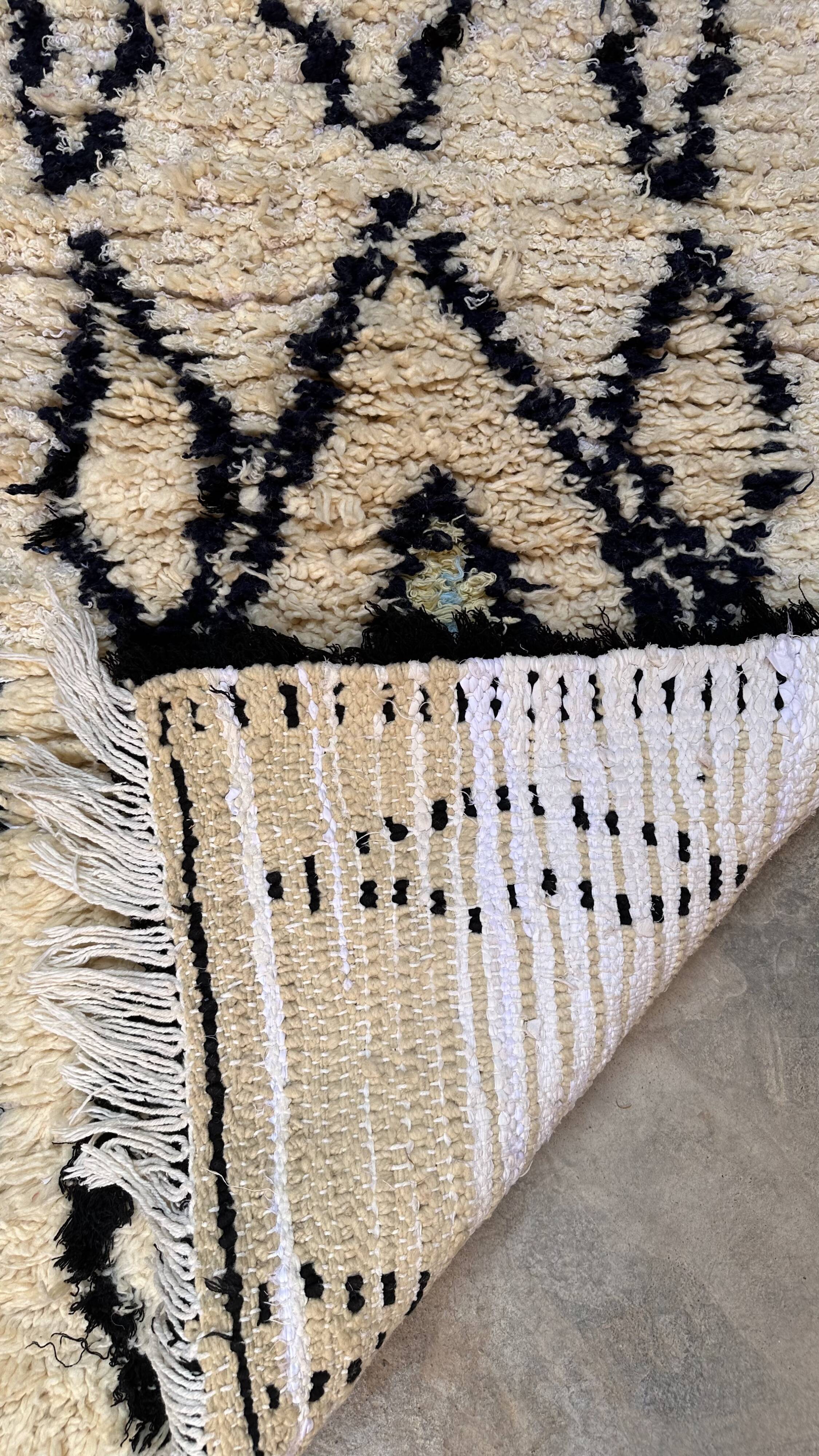 Azilal white and black Moroccan rug - 167 x 72 cm