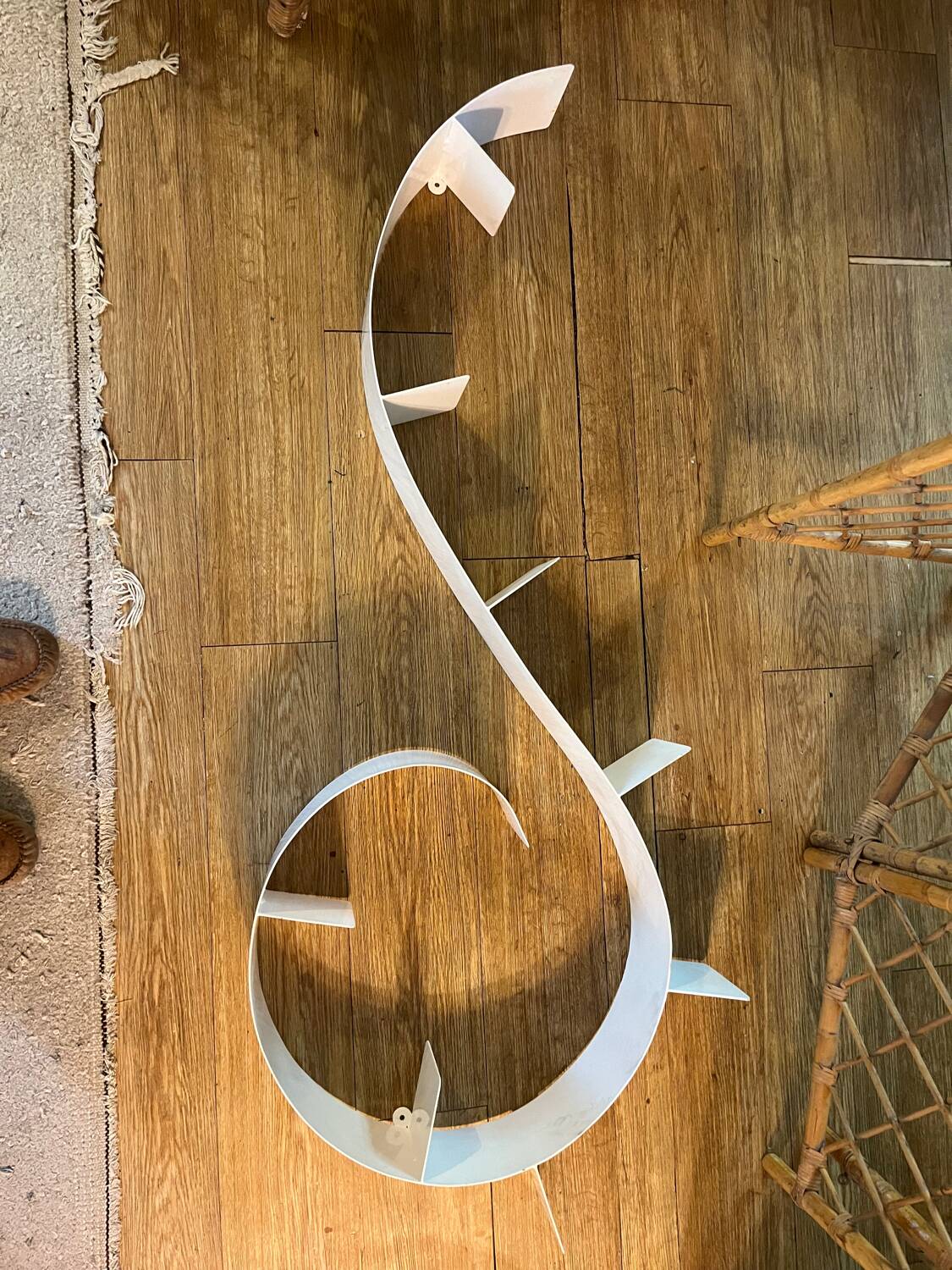 Snail wall shelf in lacquered metal