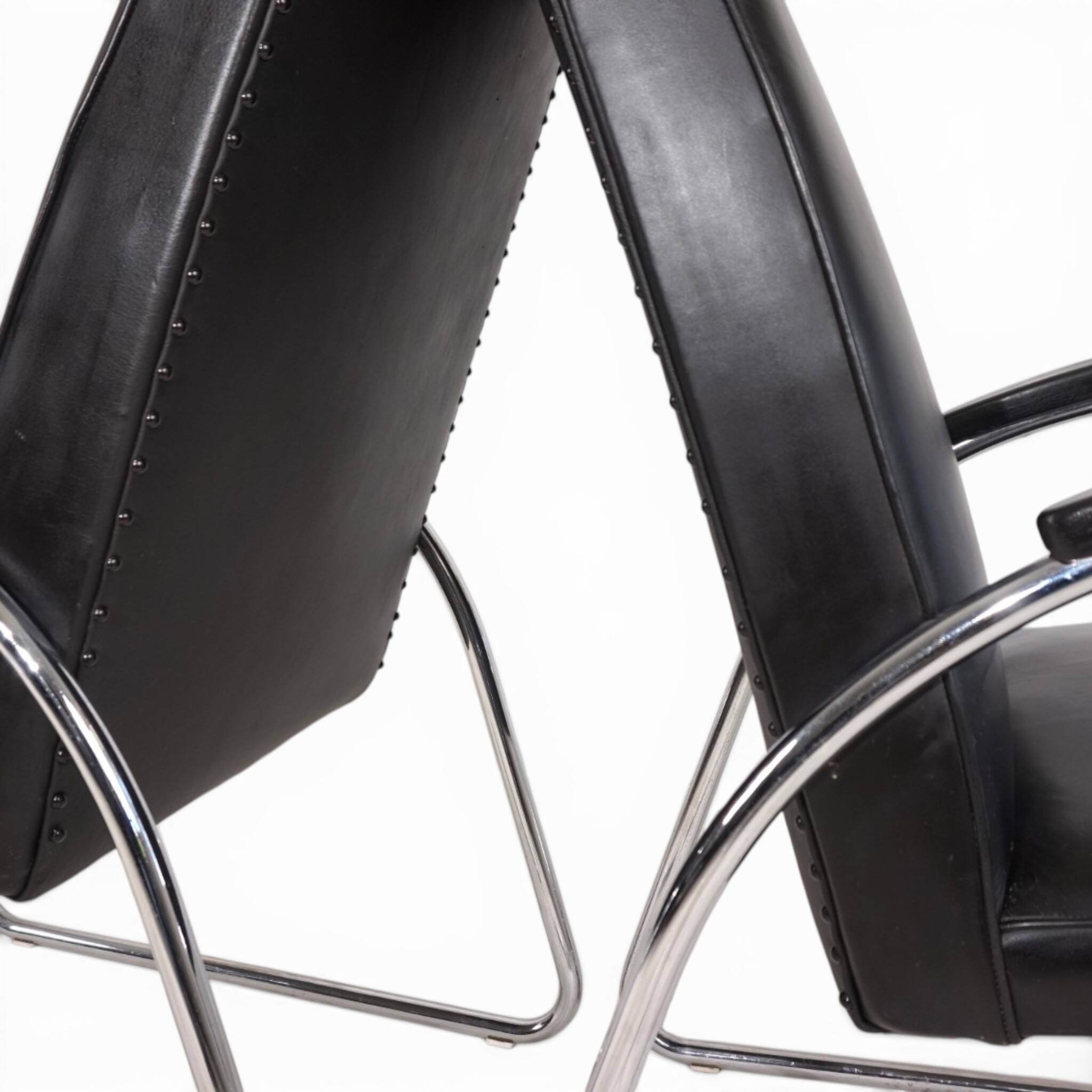 Set of 2 tubular steel Bauhaus Streamline leather armchairs, 1930.