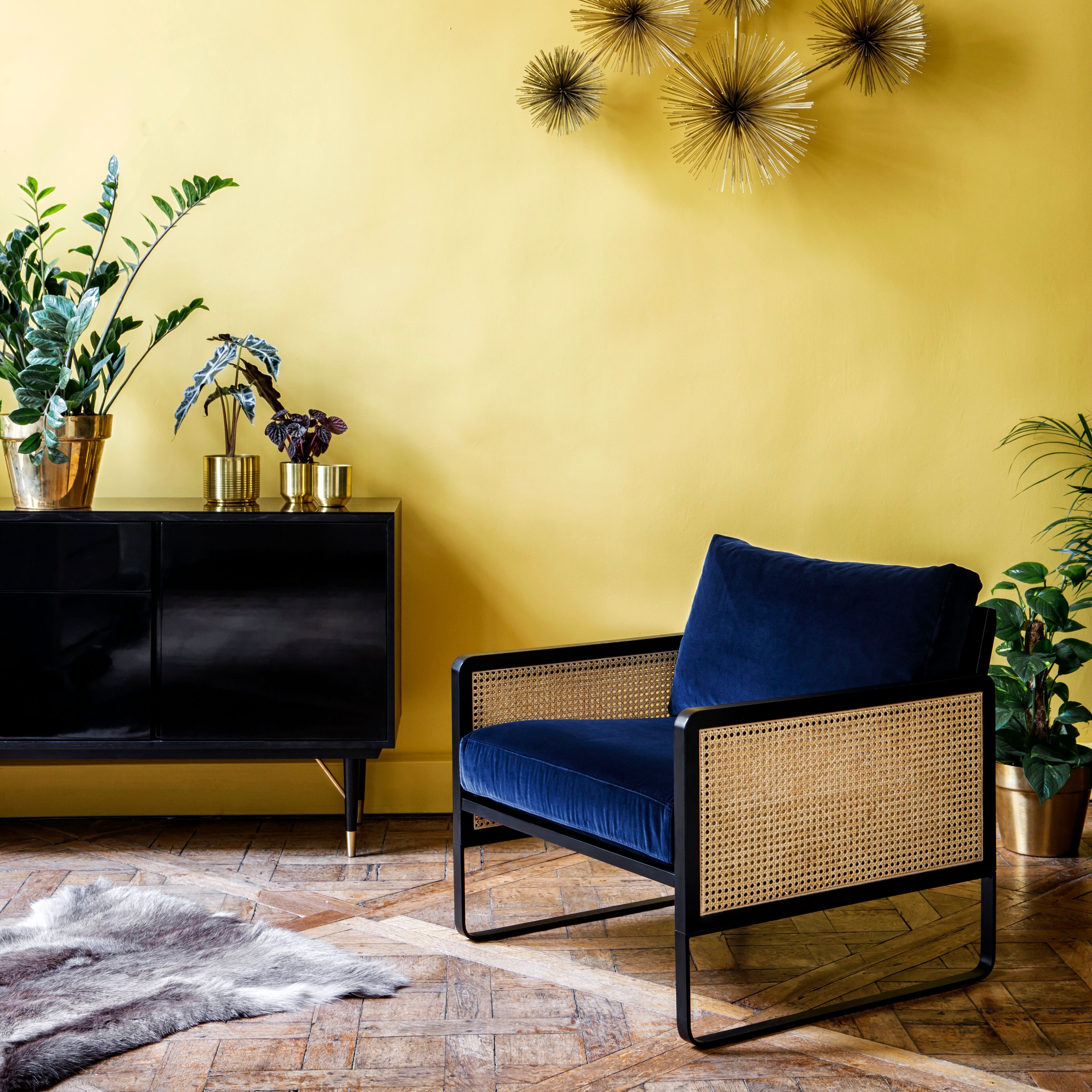 Fauteuil cannage structure noire velours marine