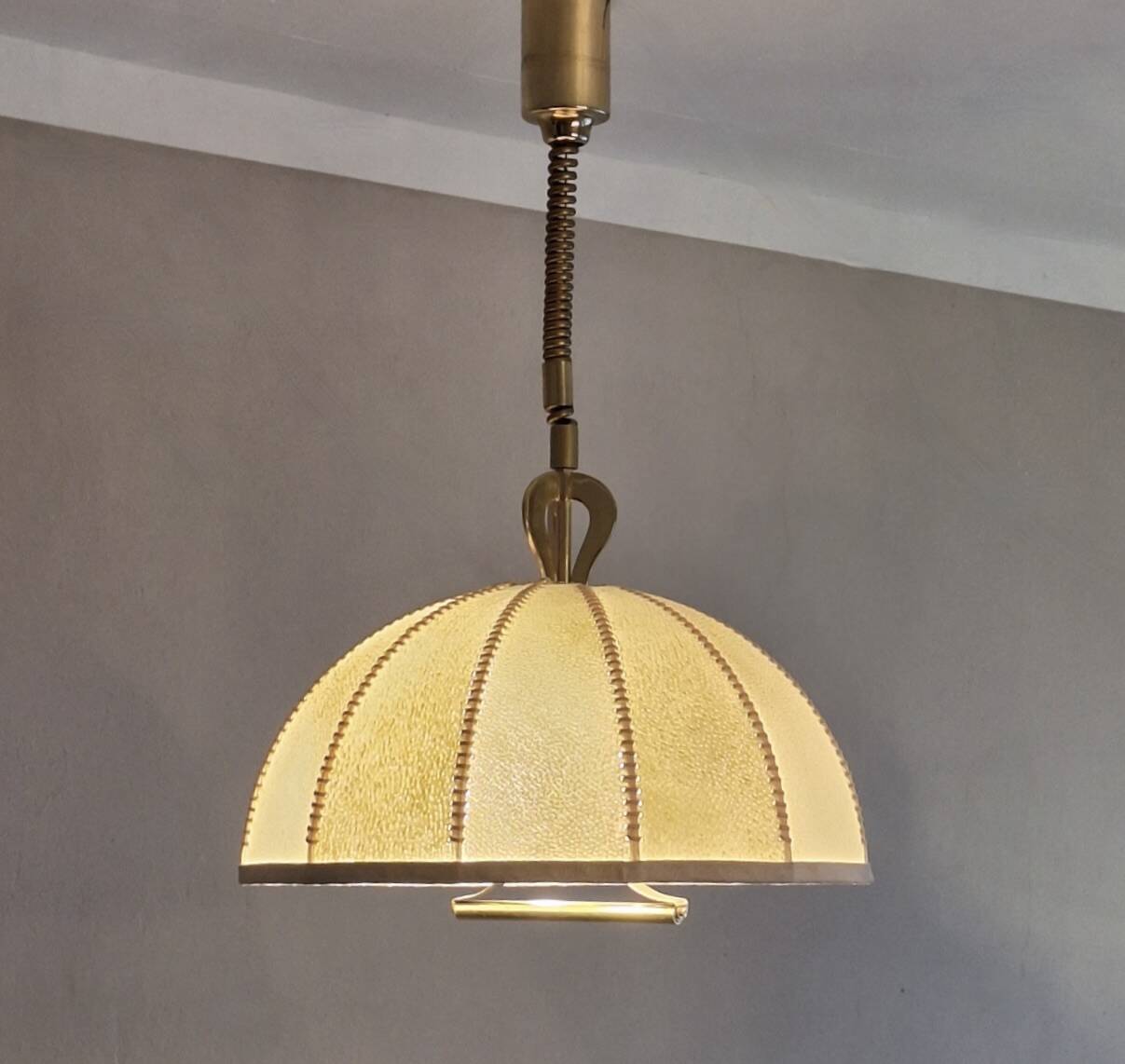 Grand chandelier en cuir, vélin et laiton en forme de cocon, Italie années 1950.