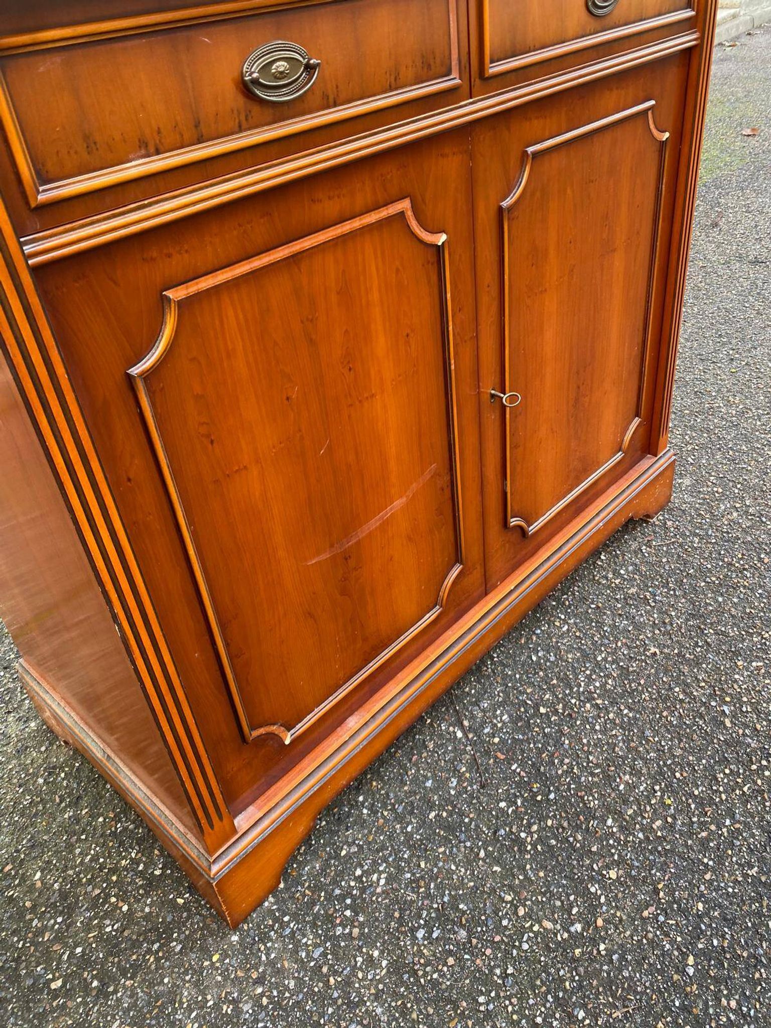 English display cabinet with 2 doors, mahogany imitation, 1990.