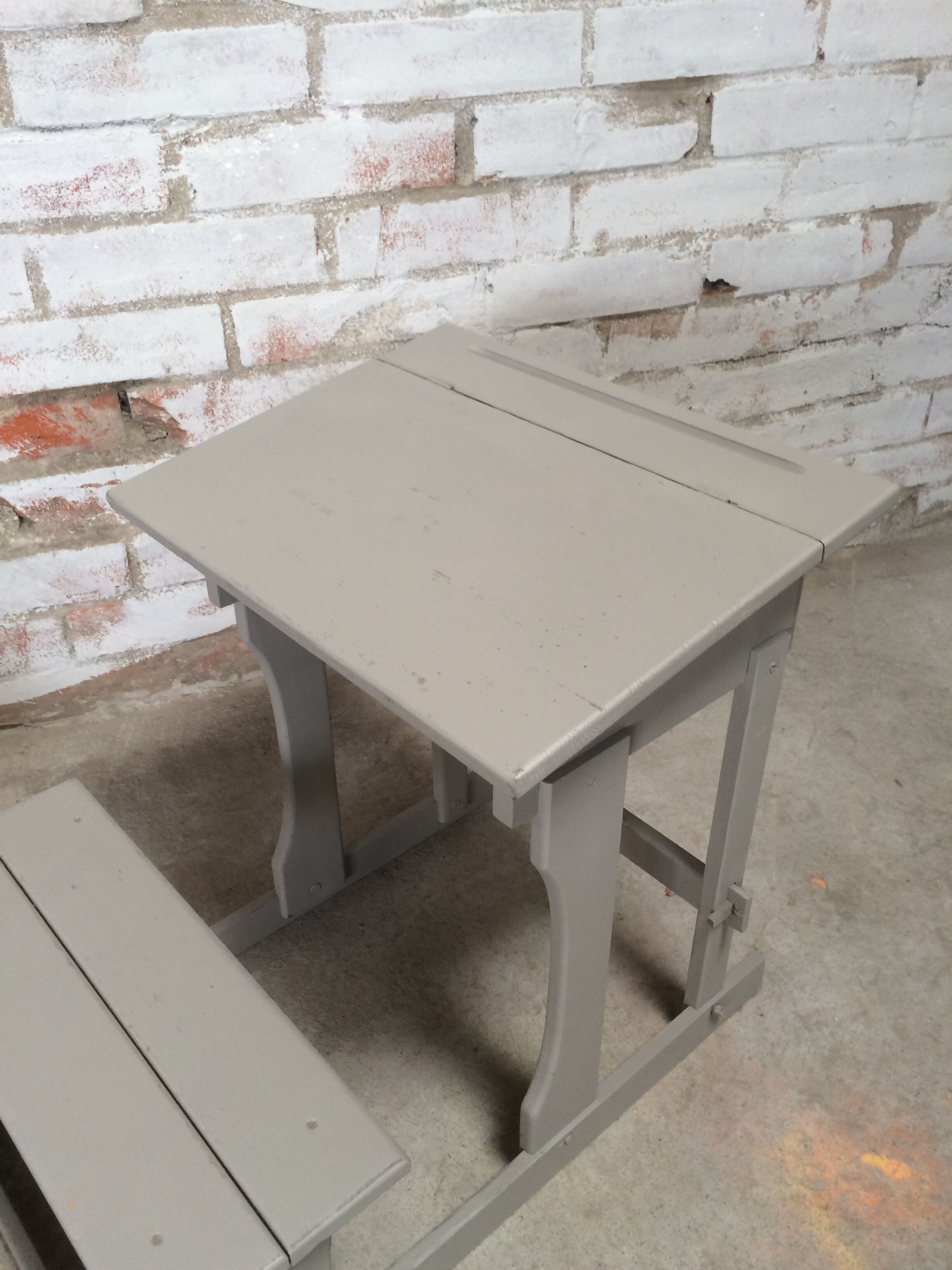 Child desk desk