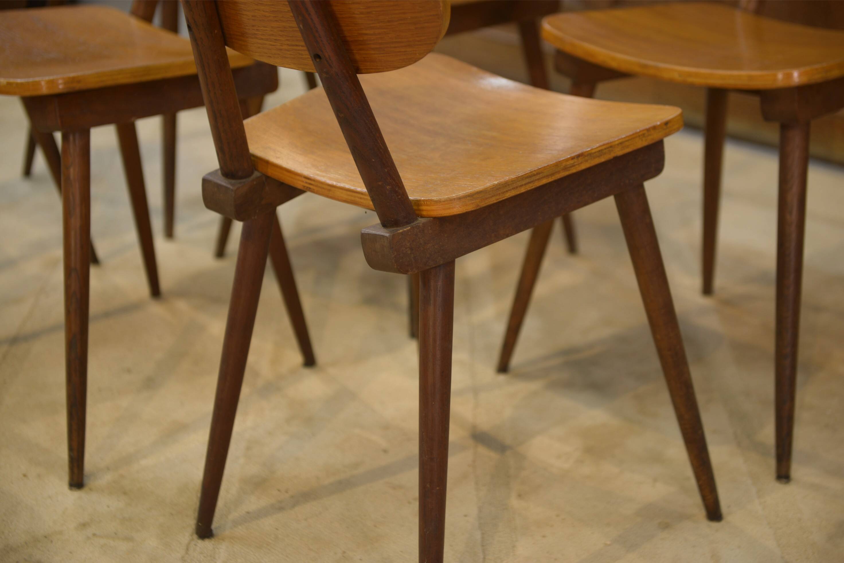 Set of 6 oak chairs from the 1960s.