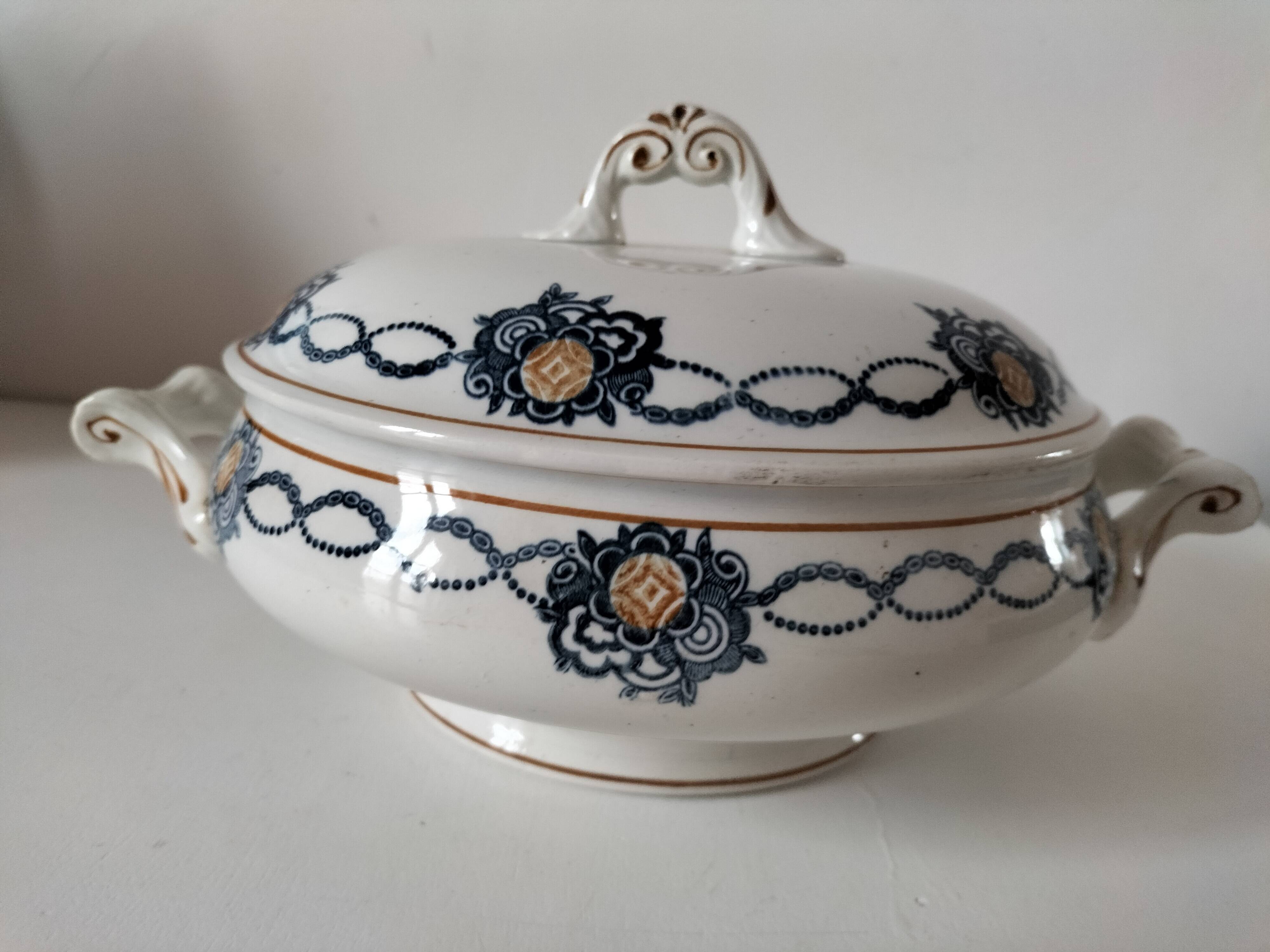 Antique Saint-Amandinoise tureen, blue and ochre decoration 6523, 1900-1920
