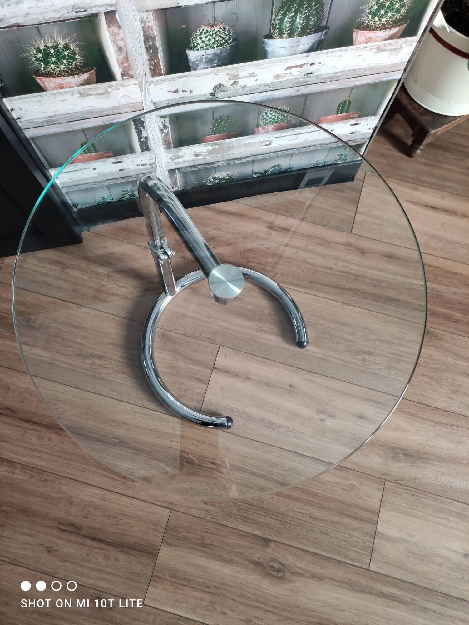 End of sofa, pedestal table, side table paget top in chrome-plated glass base
