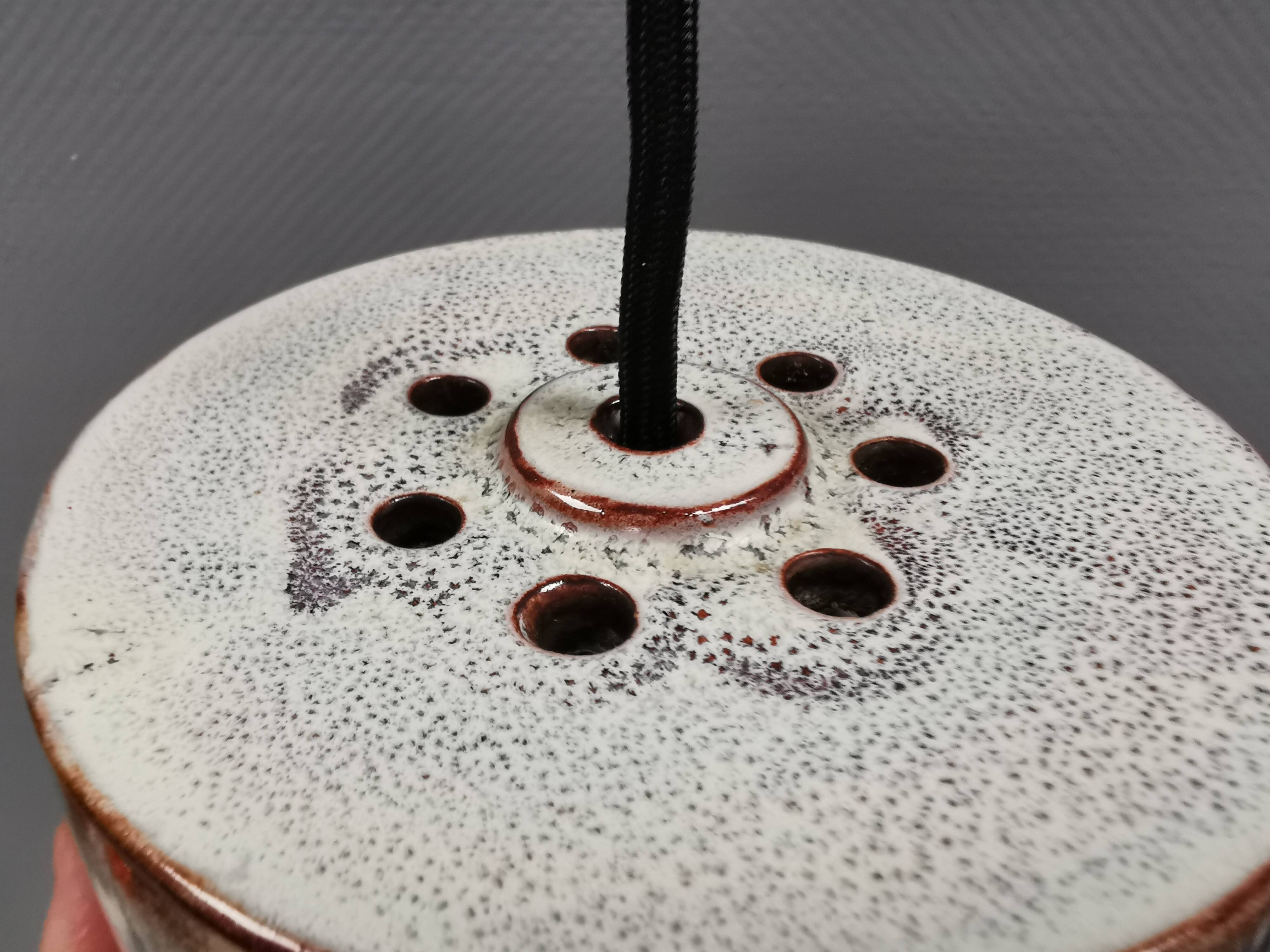 Beautiful, cylinder-shaped hanging lamp in ceramic.