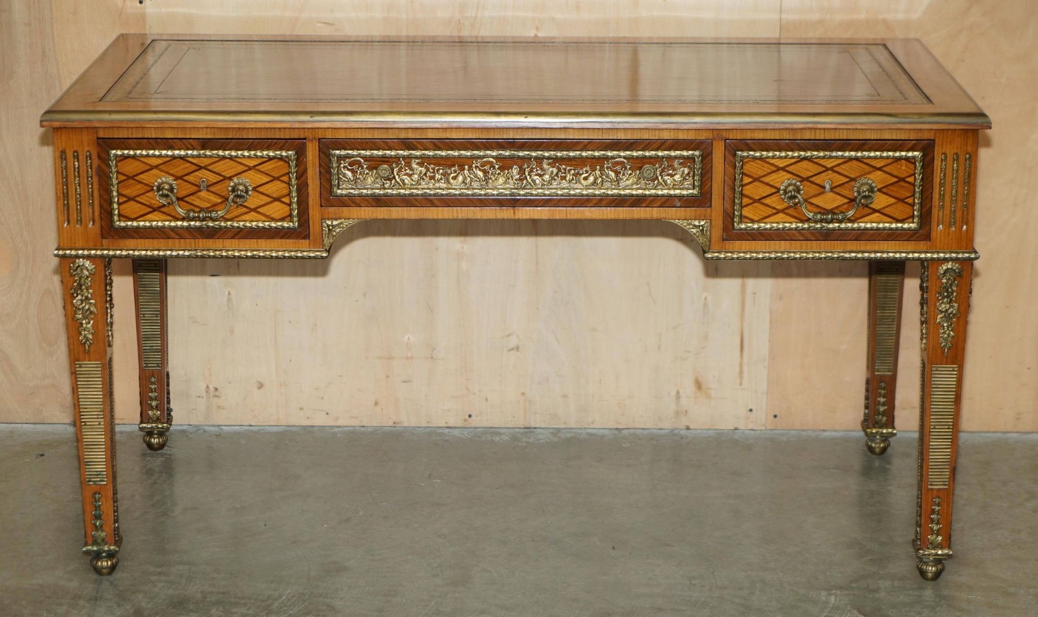 Bureau Plat Restauré Louis XVI Orné d'Ormolu Fin XIXe Siècle