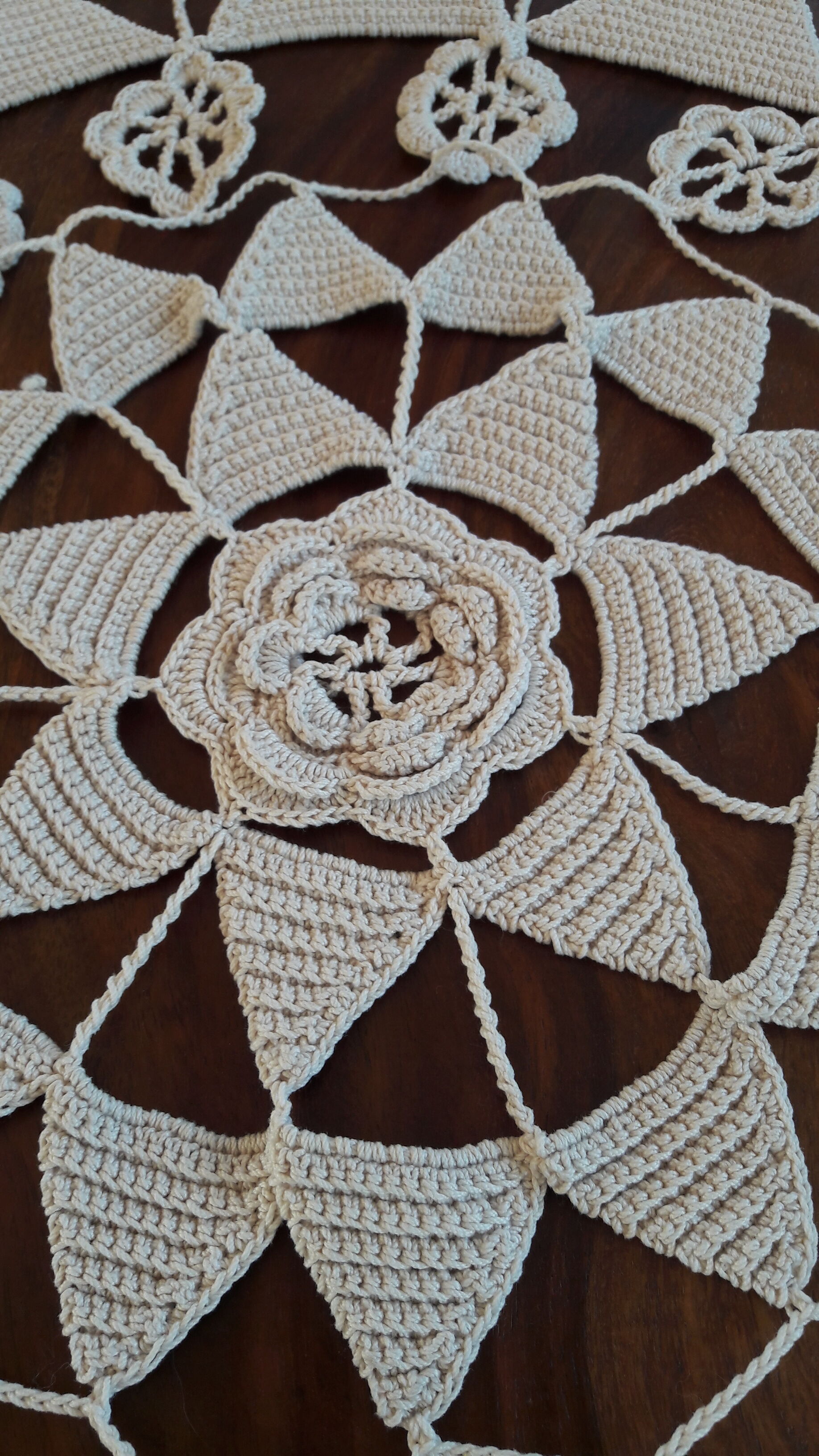 Napperon ancien dentelle crochet d’art fait main formes géométriques