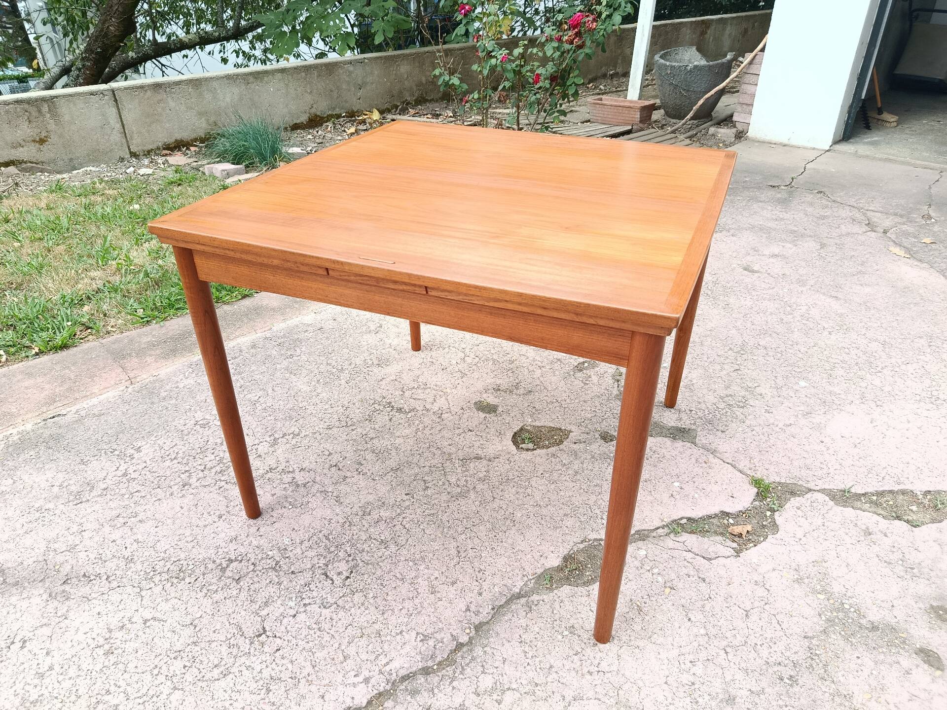 Danish extendable game table