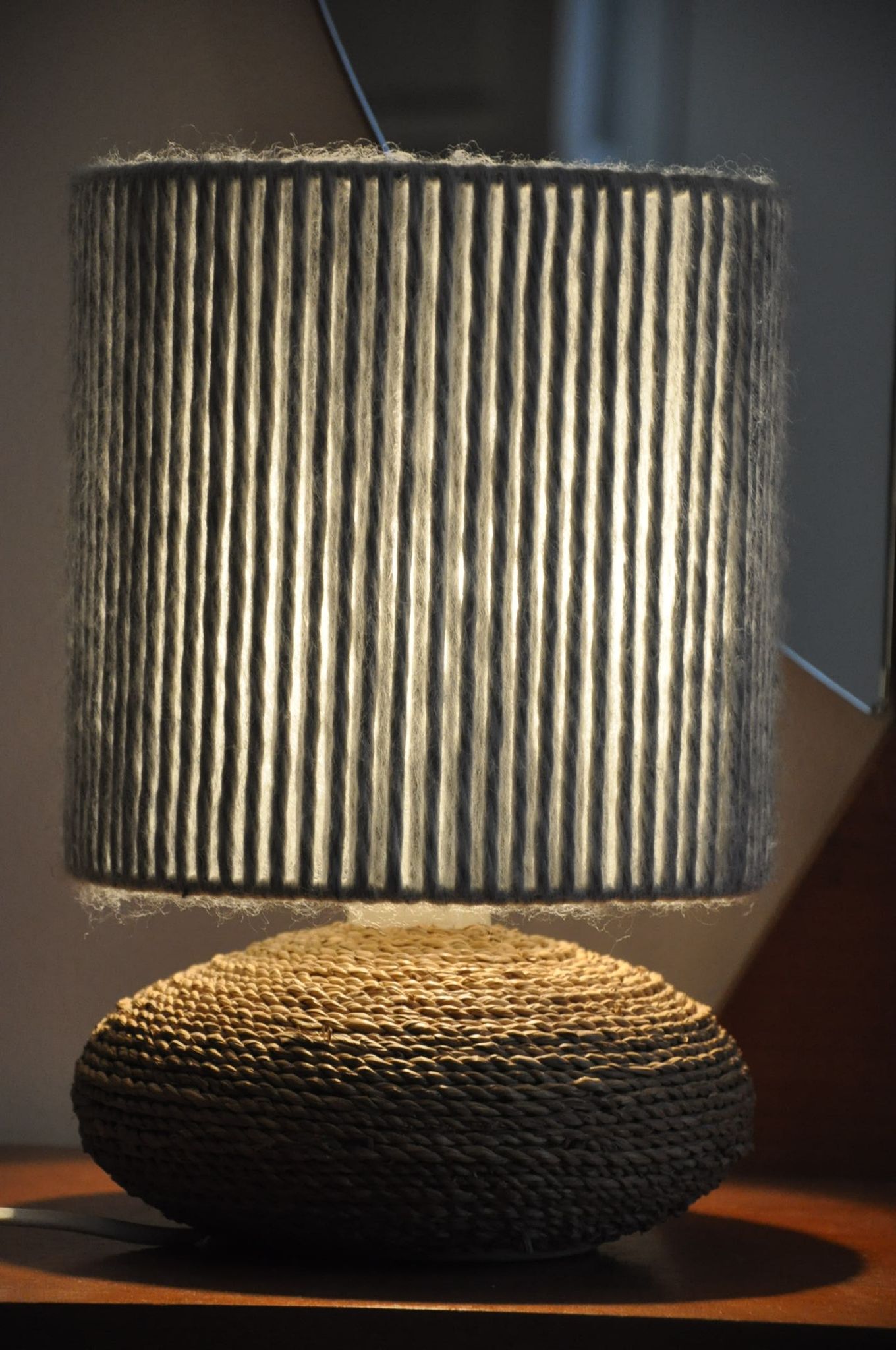 Lampe rafia et laine