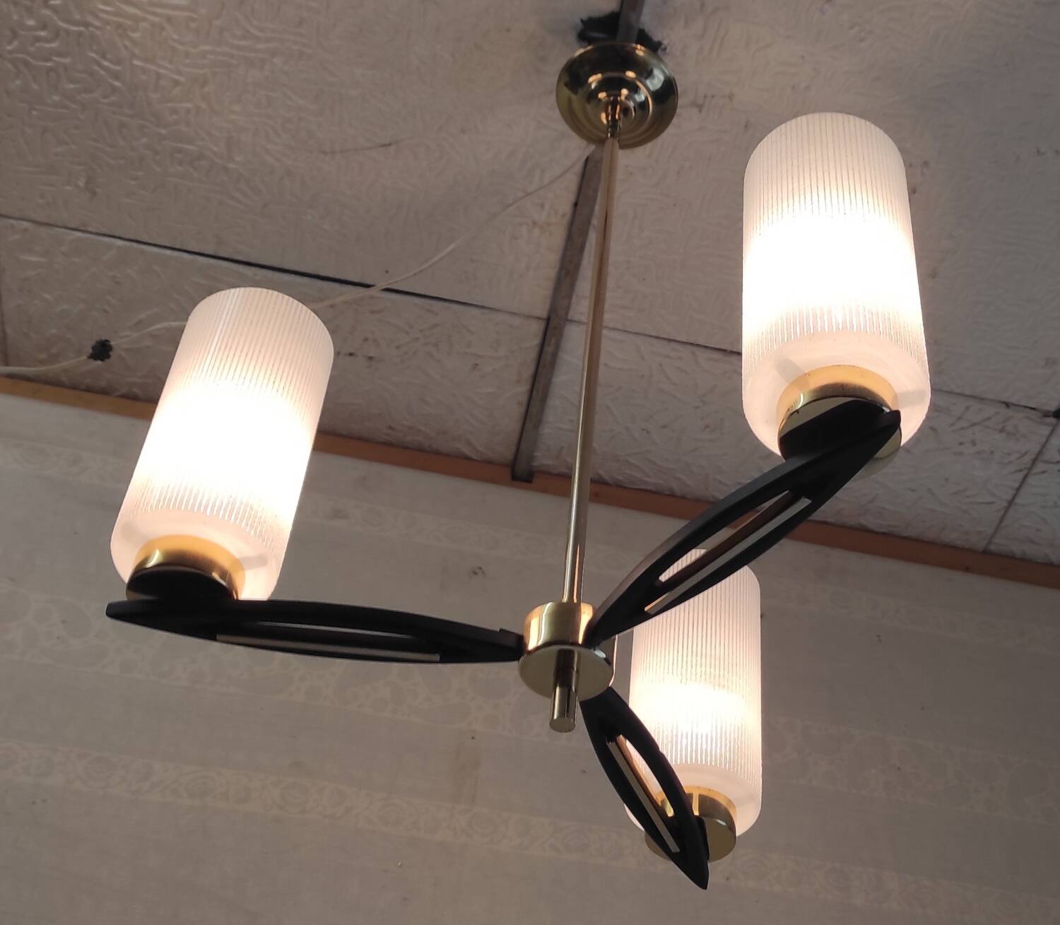 Modernist chandelier with 3 lights in metal, brass, and opaline globe - 1950s