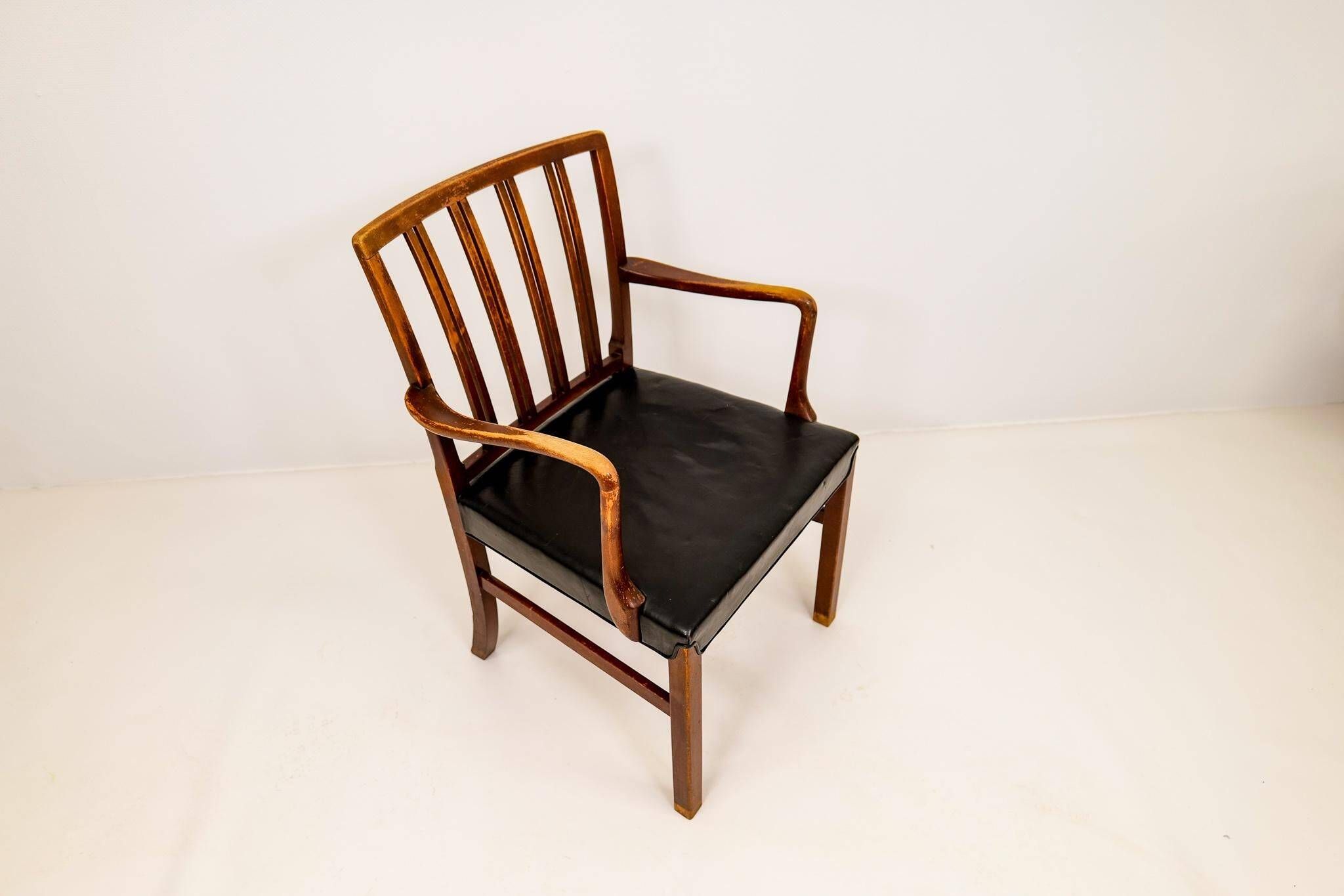 Fauteuil mi-siècle Ole Wanscher pour Fritz Hansen, hêtre teinté et cuir