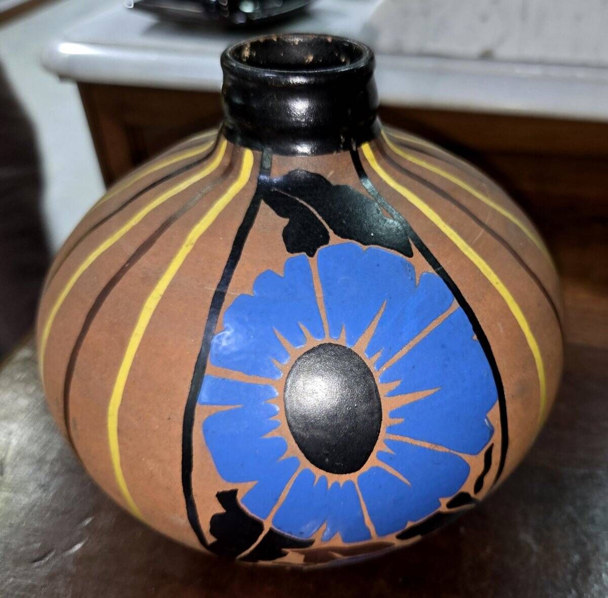 Mael: round ceramic vase from the Art Nouveau period with painted decoration.