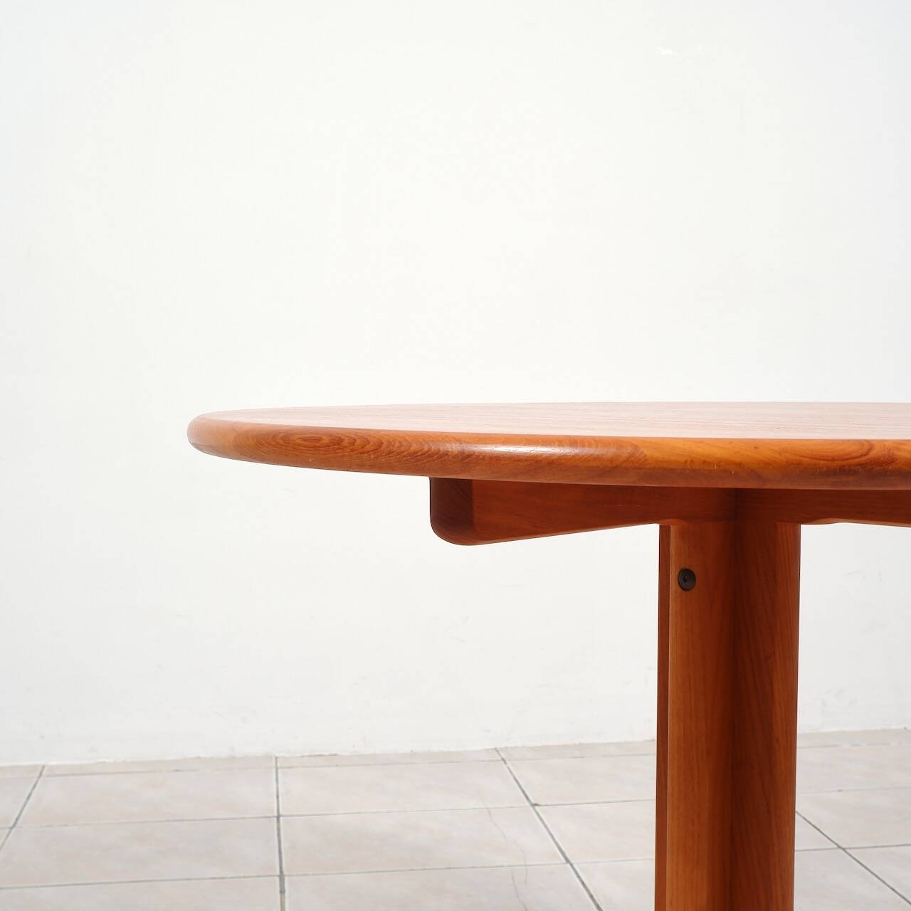 Round dining table by Tarm OG Stole Mobelfabrik in solid teak
